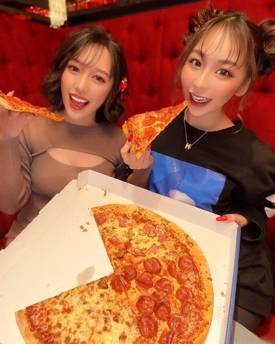 さなべいびーのインスタグラム：「﻿ ﻿ ﻿ ﻿ 昨日は出勤前にまほとピザパ！🍕﻿ 辛いソースのおかげで私はニューヨーカー半分食べれたよwwwwwwww﻿ ﻿ ﻿ .﻿ .﻿ .﻿ ﻿」