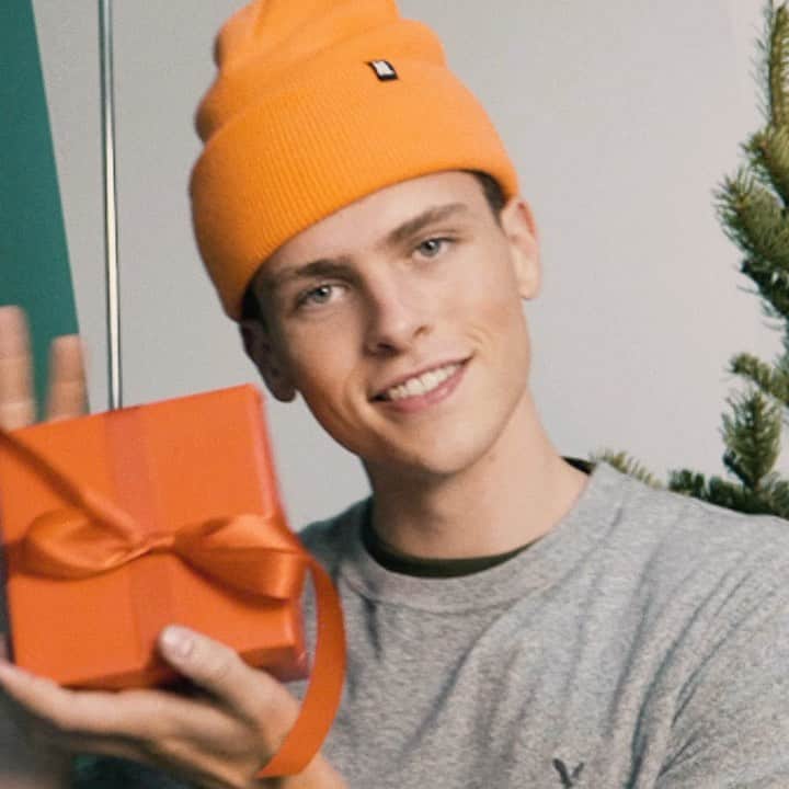 アメリカンイーグルのインスタグラム：「クリスマスの次は、年末、そしてお正月🎍 素敵なホリデーを過ごしてね！   ✨✨Be love.Be fun.Be true.Be you✨✨   公式LINEをフォローしてスペシャルオファーなど様々な情報をゲットしましょう！☺     #AExME #AEJeans #AE #americaneaglejp #アメリカンイーグル」