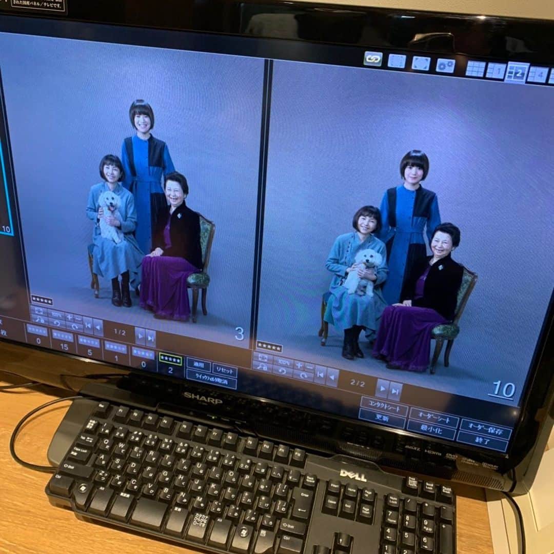 のインスタグラム：「娘の発案で、写真館で家族写真の撮影に行ってきました！  「これから毎年の恒例にしよう！」  こてつがなかなか正面向いてくれなくて大騒ぎ😭 写真館の方がパフパフいうのやアンパンマンとか、猫じゃらしみたいなのとか、とにかくグッズ総動員でこてつの気を引こうと努力してくれて、 その様子が楽しくて、 おかげでみんなも自然と笑顔になりました😆  出来上がりはひと月後。 新しいフォトフレーム買って、待とう🥰」