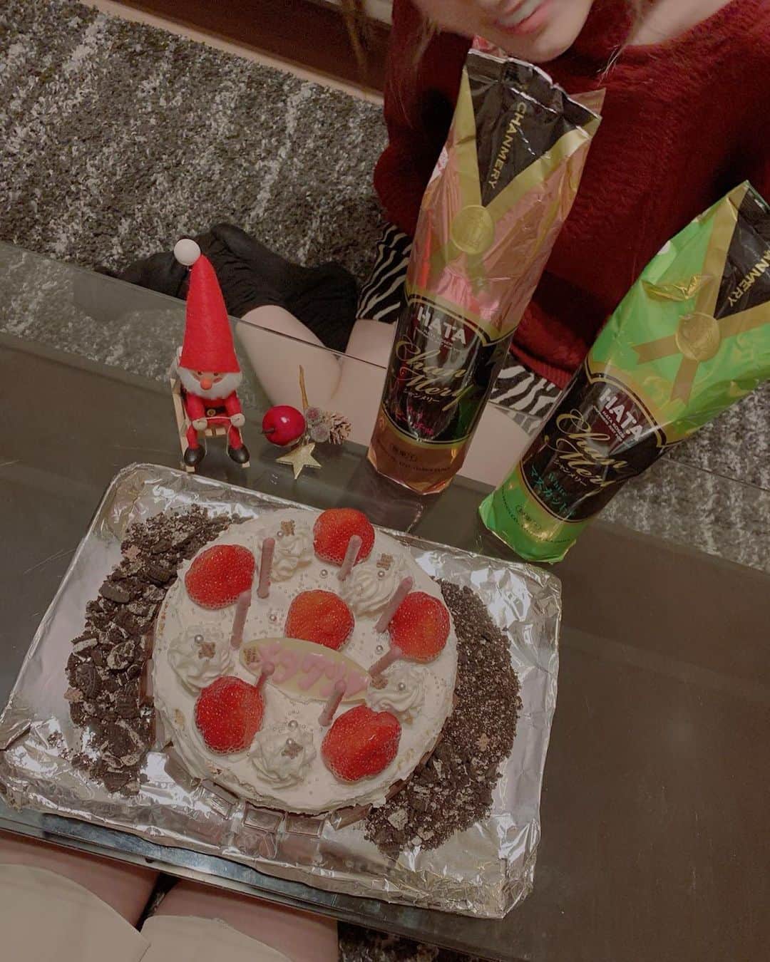 田中れいなさんのインスタグラム写真 - (田中れいなInstagram)「. じゃーん♡ お菓子の家みたいなクリスマスケーキ作りましたぁ👏🏻👏🏼👏🏽👏🏼👏🏻💕  ロウソクのかわりに いちごポッキー。 ケーキの周りにはアルフォート並べて ケーキの間にはオレオくだいて 入れてみた🥸  いちごは 福岡とゆーことで あまおう🍓 *☼*―――――*☼*――――― #クリスマス #クリスマスパーティー  #クリスマスケーキ #手作りケーキ  #鈴木ふみ奈 ちゃん #christmas  #xmas  #photo #Instagram #instagramjapan」12月26日 18時07分 - tanakareina.lovendor