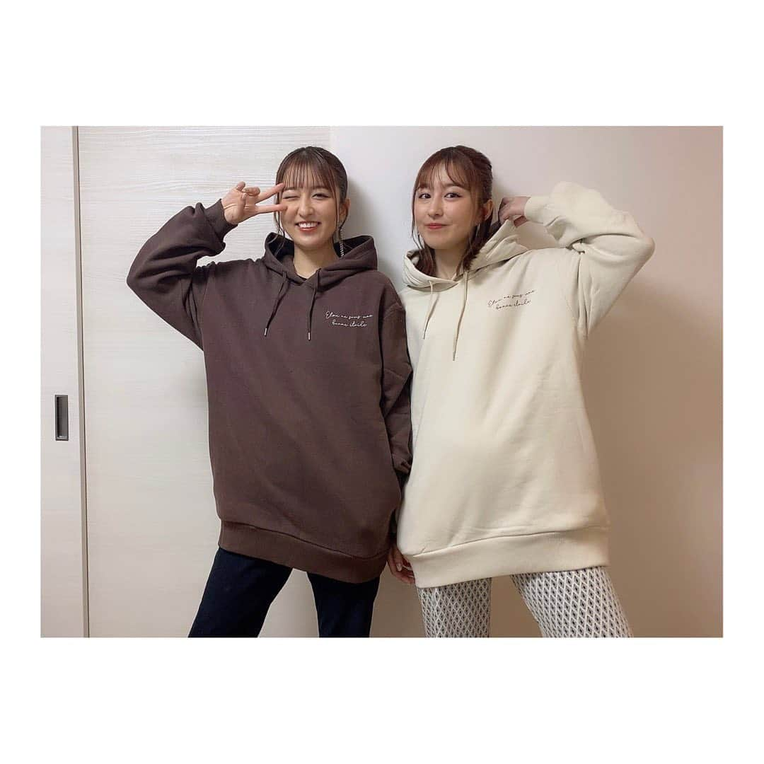 りかりこさんのインスタグラム写真 - (りかりこInstagram)「. かわいすぎる洋服♡ ゲットしてすぐ お家の中で着てみた🤣 女の子らしくて可愛いな〜 この冬大活躍しそうっ！ #りかりこ #双子 #ファッション #コーデ #冬服 #アウター #twins #fashion #japan #cordinate #instagood」12月26日 18時07分 - rikariko_official