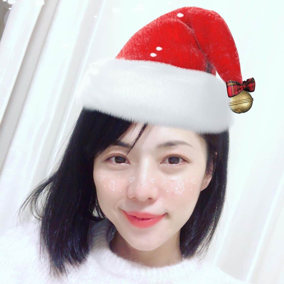 吉岡美穂のインスタグラム：「Merry🎄Christmas 昨日はChristmasでしたね。 コロナが早く終息しますように…  #携帯のアプリ機能、すごいね😀」