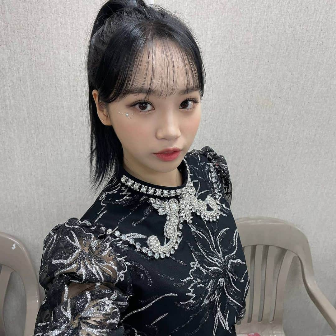 IZ*ONEさんのインスタグラム写真 - (IZ*ONEInstagram)「가요대전 잘 봤어요?🥰 저희 무대 보면서 행복한 크리스마스가 됐길 바라요🎄  가요대전見ましたか？🥰 IZ*ONEステージを見ながら幸せなクリスマスを過ごしていることを祈ります🎄  #채원 #チェウォン #IZONE #아이즈원 #アイズワン」12月26日 18時00分 - official_izone