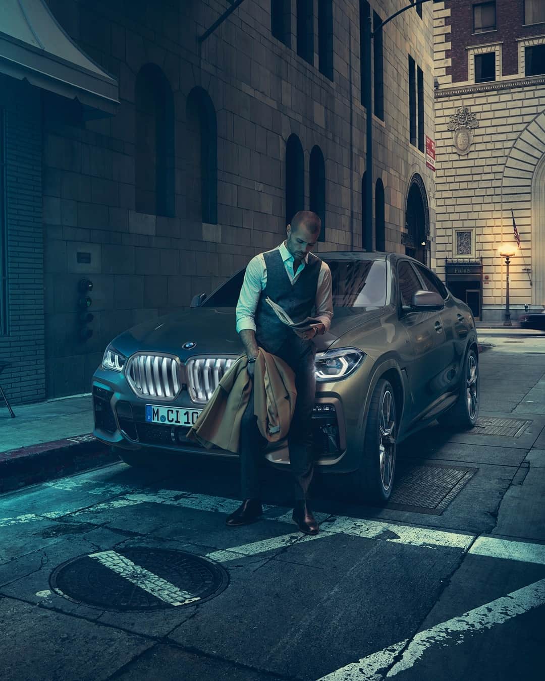 BMWのインスタグラム：「Non-conformist. The BMW X6. #TheX6 #BMW #X6 __ BMW X6 M50i: Fuel consumption in l/100 km (combined): 10.7–10.4. CO2 emissions in g/km (combined): 243–237. Further information: www.bmw.com/disclaimer.  	 Acceleration (0-100 km/h): 4.3 s. Power: 390 kW, 530 hp, 750 Nm. Top speed (limited): 250 km/h.」