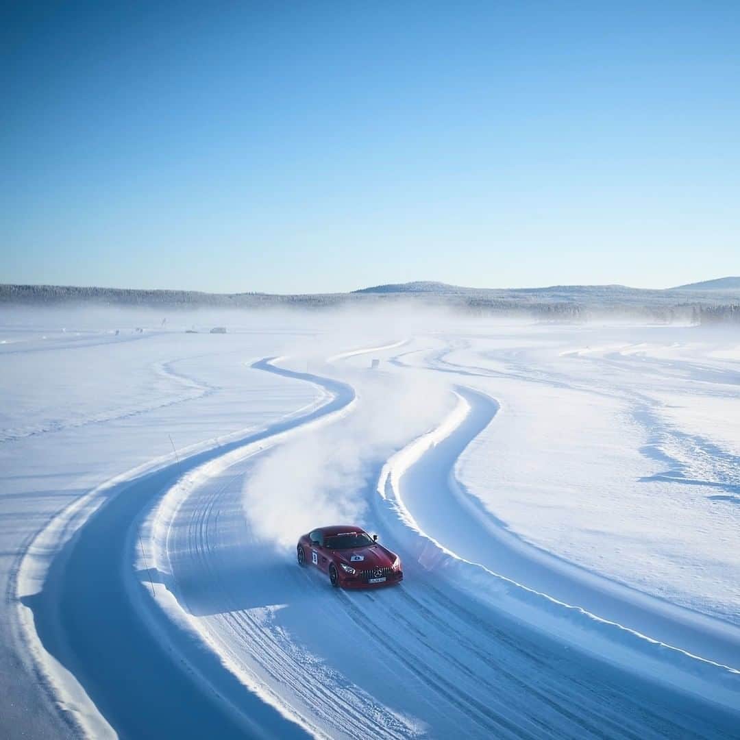 Mercedes AMGさんのインスタグラム写真 - (Mercedes AMGInstagram)「Slide through the holiday season in style!  #MercedesAMG #AMG #Drift」12月26日 18時01分 - mercedesamg