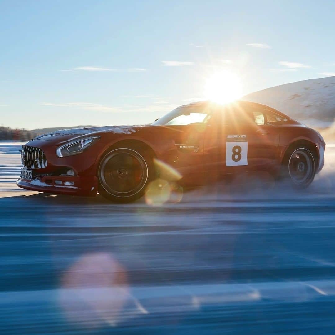 Mercedes AMGさんのインスタグラム写真 - (Mercedes AMGInstagram)「Slide through the holiday season in style!  #MercedesAMG #AMG #Drift」12月26日 18時01分 - mercedesamg