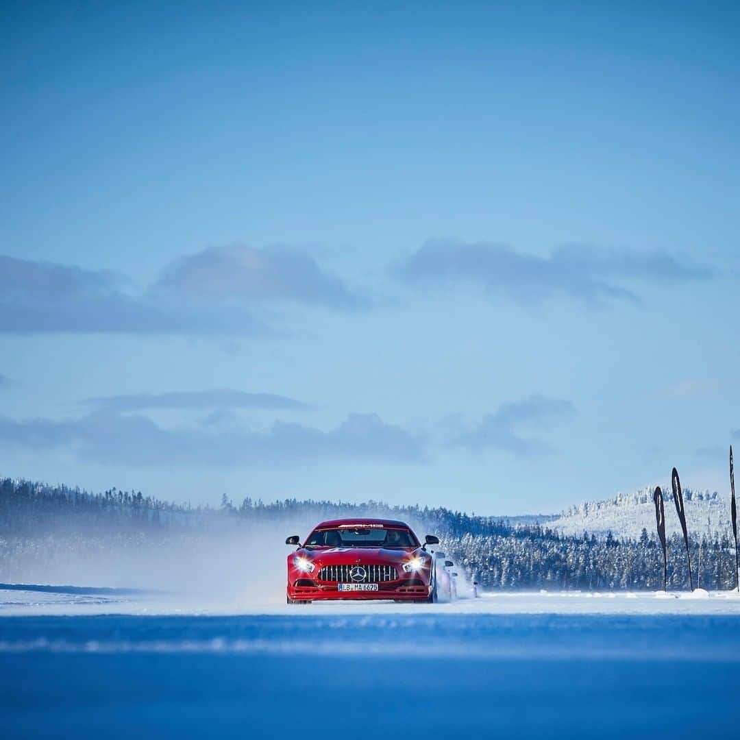 Mercedes AMGさんのインスタグラム写真 - (Mercedes AMGInstagram)「Slide through the holiday season in style!  #MercedesAMG #AMG #Drift」12月26日 18時01分 - mercedesamg