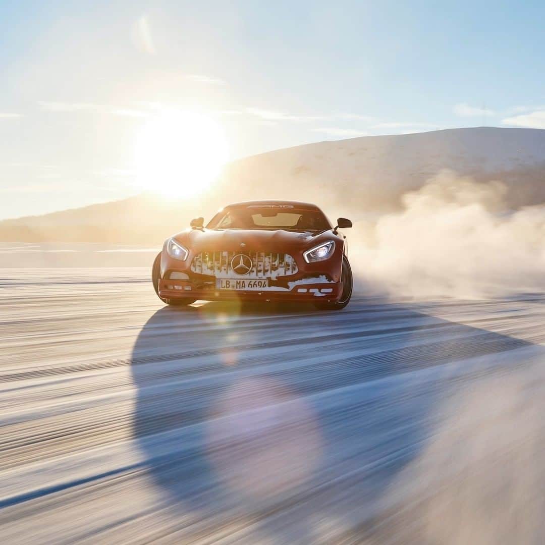 Mercedes AMGさんのインスタグラム写真 - (Mercedes AMGInstagram)「Slide through the holiday season in style!  #MercedesAMG #AMG #Drift」12月26日 18時01分 - mercedesamg