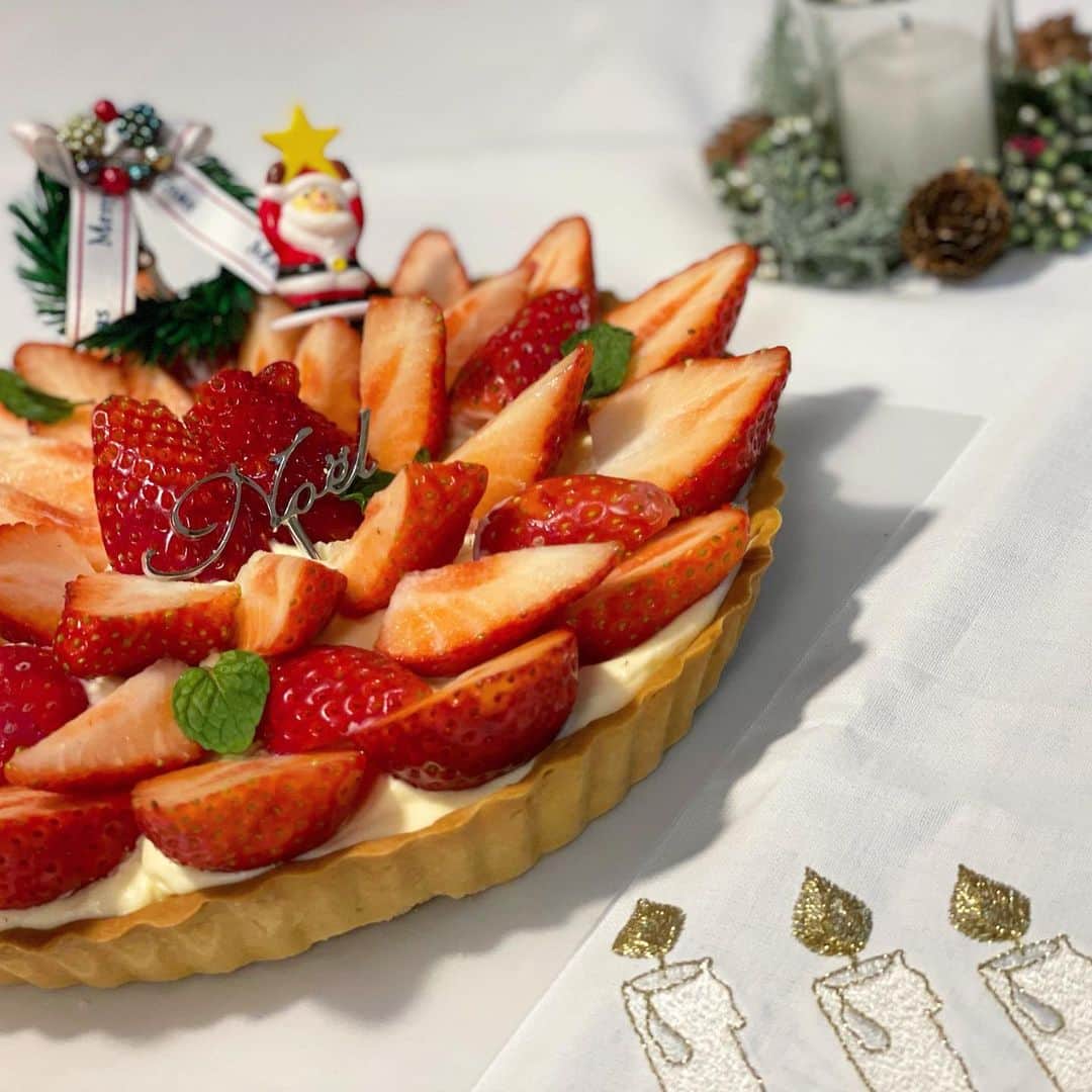のインスタグラム：「. 昨日は本当に楽しいクリスマスにしてくれてありがとうございました❣️ 私はケーキ作り担当🙈  いちごとカスタードのタルト🥧🍓  つくったよぉー✨ タルト生地作るのもカスタード作るのも難しかった…😂😂  このカスタードのレシピ甘すぎないからいくらでも食べられるんよ😚 また作ろ🎂💓 . #いちごのタルト #カスタードクリーム #タルト #手作りケーキ #クリスマスケーキ #手作り料理 #お菓子作り #お菓子作り好きな人と繋がりたい #手作り #いちご #とちおとめ」