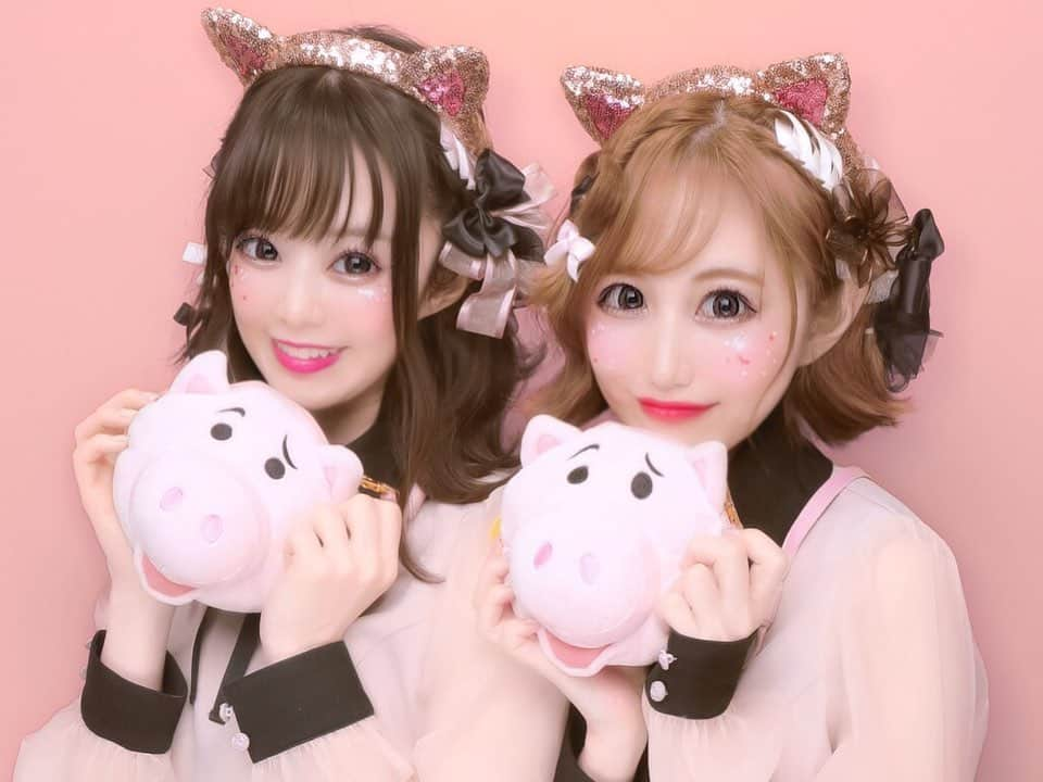 結城明日翔さんのインスタグラム写真 - (結城明日翔Instagram)「. ハムぷりくら🐷♥️ . . . #ディズニー #ディズニープリ #ぷりんと倶楽部 #melulu #disney #disneygram #disneyfashion #ハムコーデ #ハム #トイストーリー #hamm #おそろコーデ #双子コーデ #eatme #ピンクコーデ #pink #ディズニーカチューシャ #リボンアレンジ #ヘアアレンジ #ディズニーバウンド #ディズニーコーデ #イクスピアリ #disneybound #purikura #instadisney」12月26日 18時06分 - yuki_asuka_