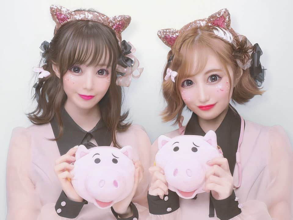 結城明日翔のインスタグラム：「. ハムぷりくら🐷♥️ . . . #ディズニー #ディズニープリ #ぷりんと倶楽部 #melulu #disney #disneygram #disneyfashion #ハムコーデ #ハム #トイストーリー #hamm #おそろコーデ #双子コーデ #eatme #ピンクコーデ #pink #ディズニーカチューシャ #リボンアレンジ #ヘアアレンジ #ディズニーバウンド #ディズニーコーデ #イクスピアリ #disneybound #purikura #instadisney」