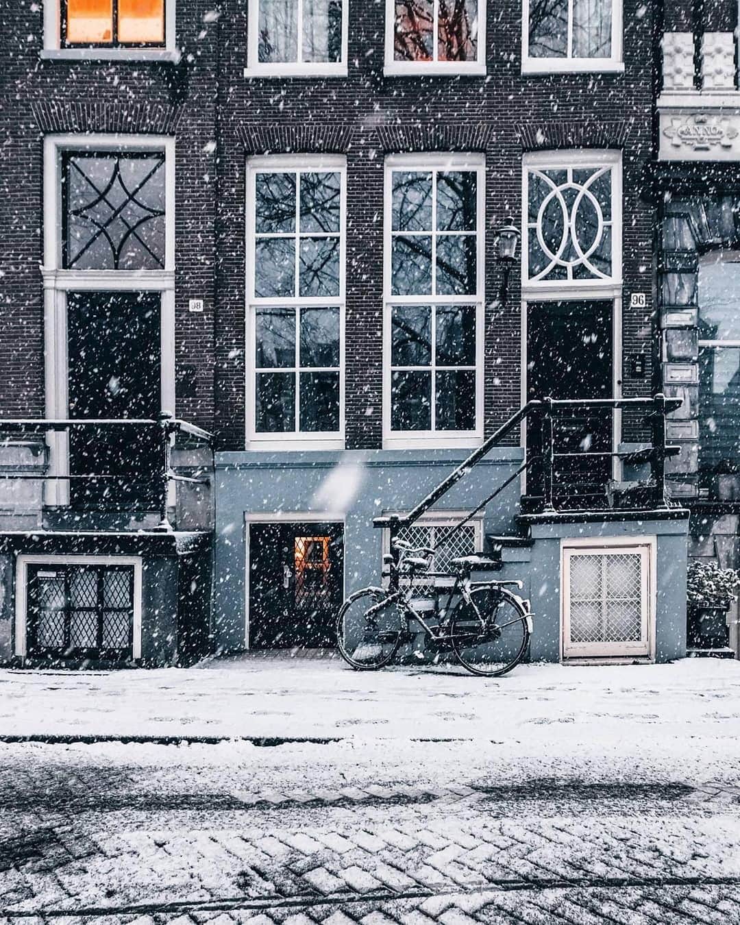 BEAUTIFUL DESTINATIONSさんのインスタグラム写真 - (BEAUTIFUL DESTINATIONSInstagram)「Fresh, powdery snow! 🌨 Winter can be dreary, but its quiet moments can radiate an energy that's both magical and indescribable. Don't these photos of Amsterdam make you feel contemplative? ✨  Winter temperatures here usually range between 0º to 5º C, but can feel as cold as -10ºC. With fewer crowds and cheaper hotel costs, this destination is a prime choice—especially if you love museums, cozy pubs, and picturesque streets. ☕️  Have you been to Amsterdam? What's the best season to experience here? 🙌🏼  📸 @een_wasbeer 📍 Amsterdam, Netherlands」12月26日 18時15分 - beautifuldestinations