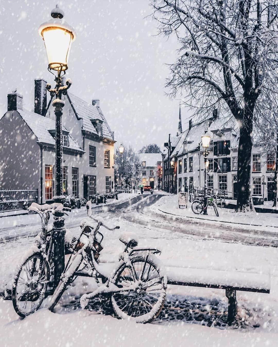 BEAUTIFUL DESTINATIONSさんのインスタグラム写真 - (BEAUTIFUL DESTINATIONSInstagram)「Fresh, powdery snow! 🌨 Winter can be dreary, but its quiet moments can radiate an energy that's both magical and indescribable. Don't these photos of Amsterdam make you feel contemplative? ✨  Winter temperatures here usually range between 0º to 5º C, but can feel as cold as -10ºC. With fewer crowds and cheaper hotel costs, this destination is a prime choice—especially if you love museums, cozy pubs, and picturesque streets. ☕️  Have you been to Amsterdam? What's the best season to experience here? 🙌🏼  📸 @een_wasbeer 📍 Amsterdam, Netherlands」12月26日 18時15分 - beautifuldestinations