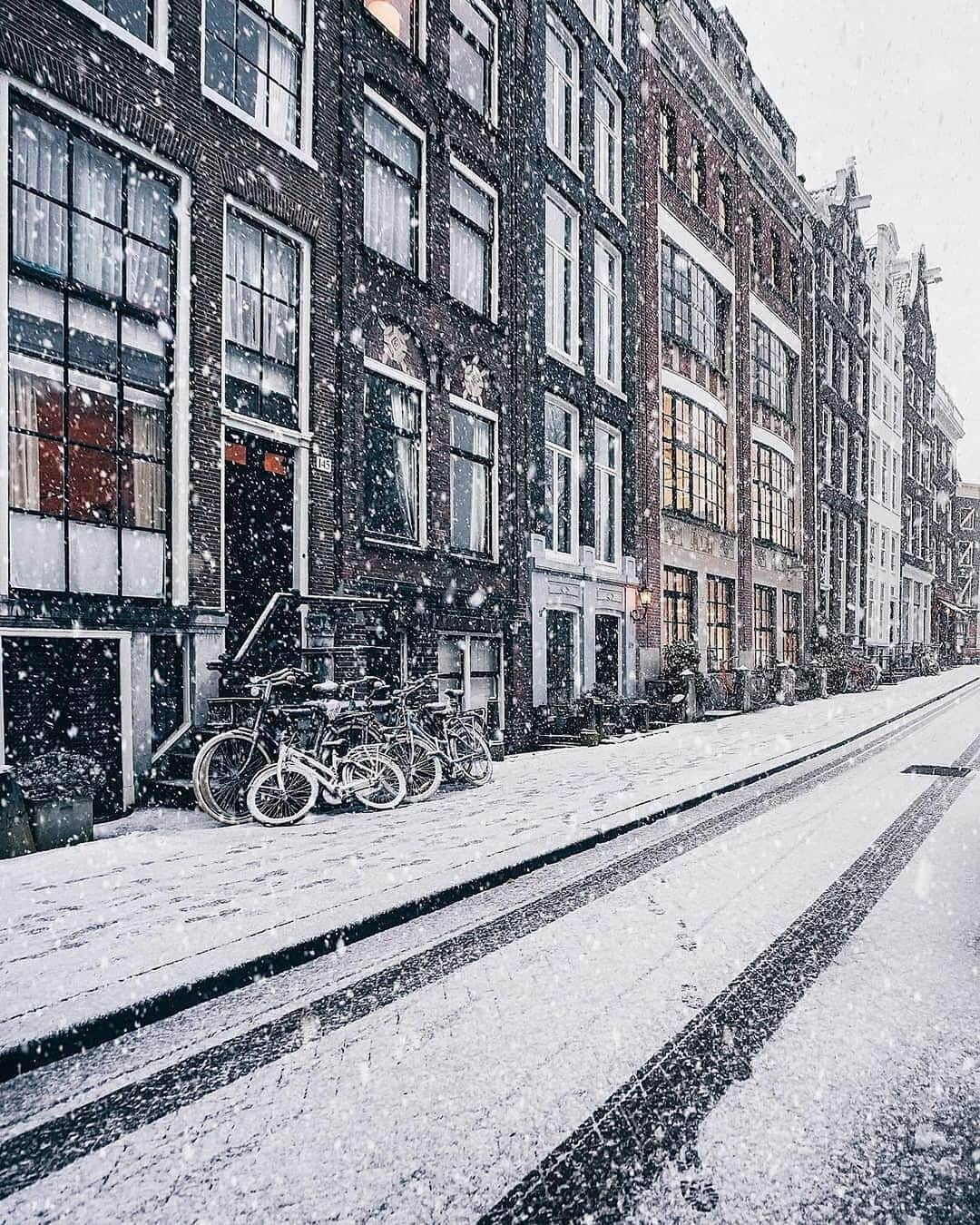 BEAUTIFUL DESTINATIONSさんのインスタグラム写真 - (BEAUTIFUL DESTINATIONSInstagram)「Fresh, powdery snow! 🌨 Winter can be dreary, but its quiet moments can radiate an energy that's both magical and indescribable. Don't these photos of Amsterdam make you feel contemplative? ✨  Winter temperatures here usually range between 0º to 5º C, but can feel as cold as -10ºC. With fewer crowds and cheaper hotel costs, this destination is a prime choice—especially if you love museums, cozy pubs, and picturesque streets. ☕️  Have you been to Amsterdam? What's the best season to experience here? 🙌🏼  📸 @een_wasbeer 📍 Amsterdam, Netherlands」12月26日 18時15分 - beautifuldestinations