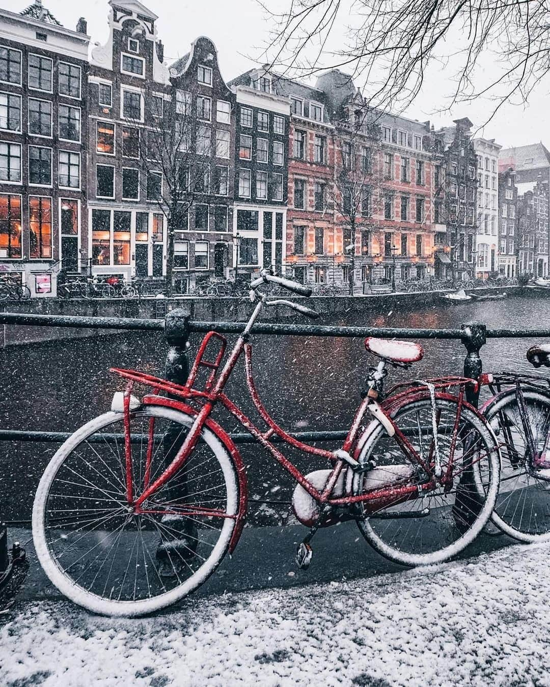 BEAUTIFUL DESTINATIONSさんのインスタグラム写真 - (BEAUTIFUL DESTINATIONSInstagram)「Fresh, powdery snow! 🌨 Winter can be dreary, but its quiet moments can radiate an energy that's both magical and indescribable. Don't these photos of Amsterdam make you feel contemplative? ✨  Winter temperatures here usually range between 0º to 5º C, but can feel as cold as -10ºC. With fewer crowds and cheaper hotel costs, this destination is a prime choice—especially if you love museums, cozy pubs, and picturesque streets. ☕️  Have you been to Amsterdam? What's the best season to experience here? 🙌🏼  📸 @een_wasbeer 📍 Amsterdam, Netherlands」12月26日 18時15分 - beautifuldestinations