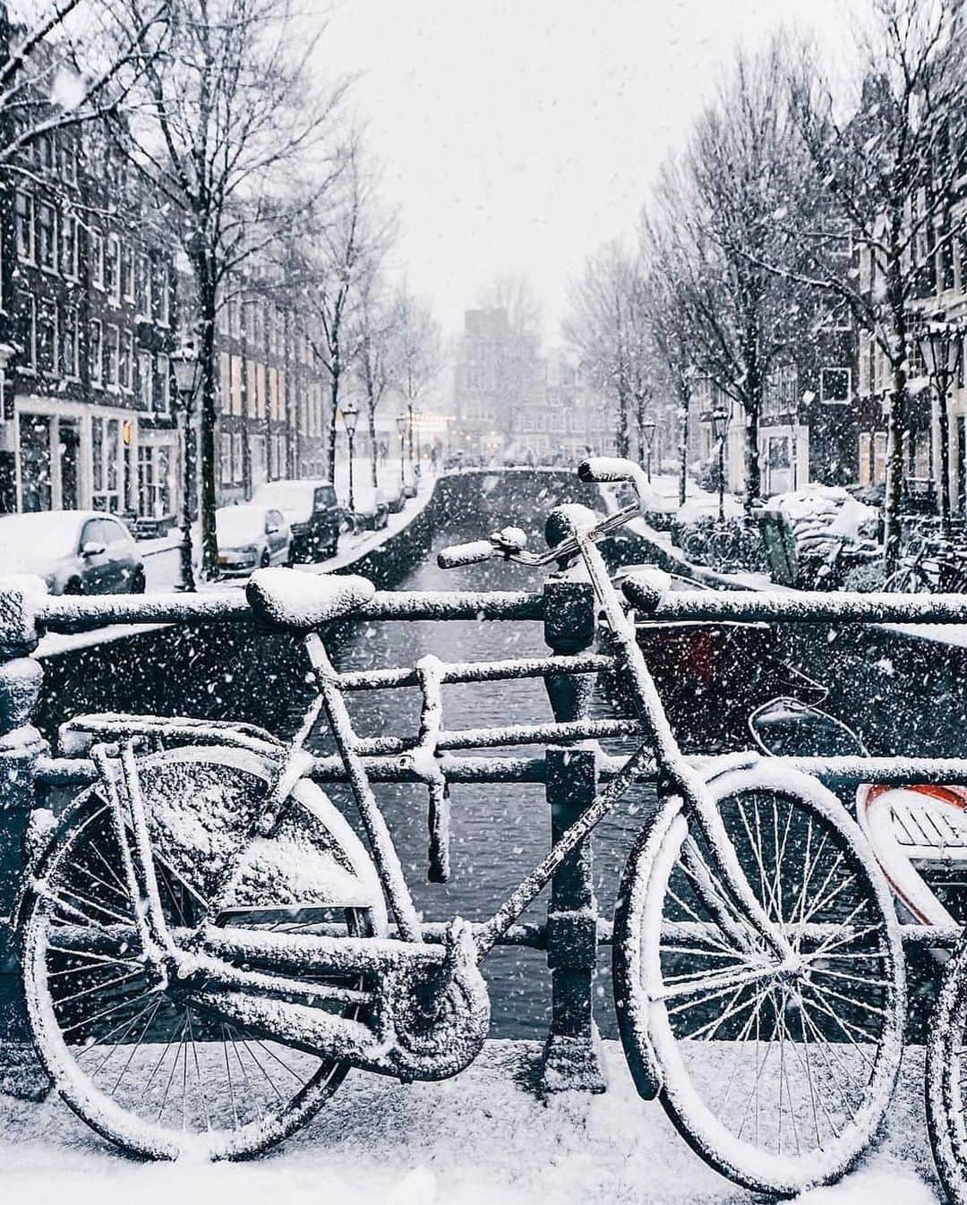 BEAUTIFUL DESTINATIONSさんのインスタグラム写真 - (BEAUTIFUL DESTINATIONSInstagram)「Fresh, powdery snow! 🌨 Winter can be dreary, but its quiet moments can radiate an energy that's both magical and indescribable. Don't these photos of Amsterdam make you feel contemplative? ✨  Winter temperatures here usually range between 0º to 5º C, but can feel as cold as -10ºC. With fewer crowds and cheaper hotel costs, this destination is a prime choice—especially if you love museums, cozy pubs, and picturesque streets. ☕️  Have you been to Amsterdam? What's the best season to experience here? 🙌🏼  📸 @een_wasbeer 📍 Amsterdam, Netherlands」12月26日 18時15分 - beautifuldestinations