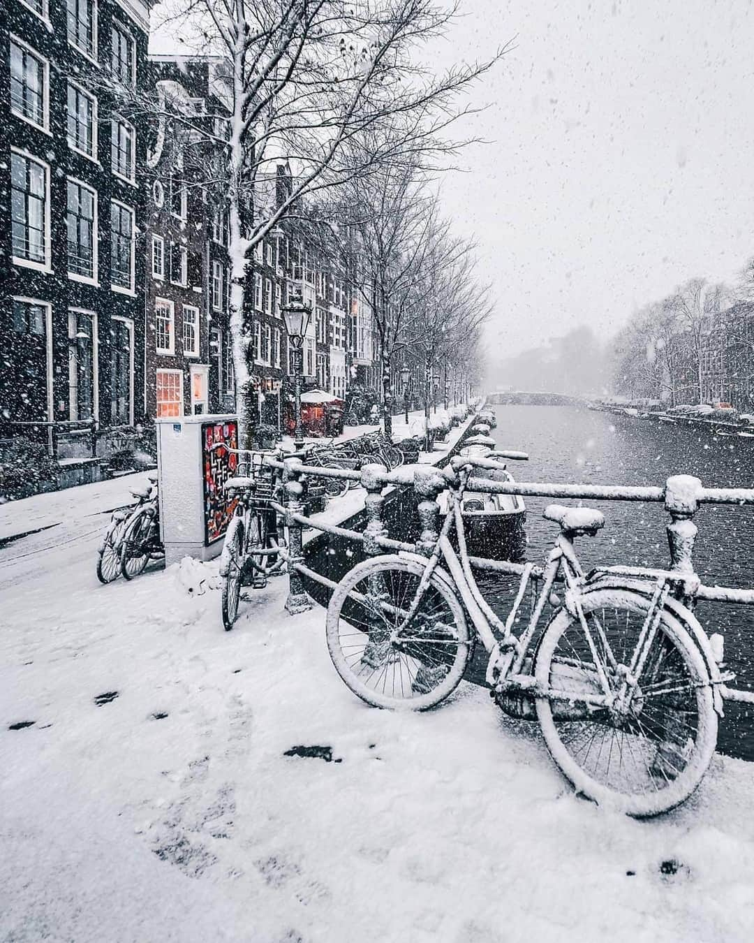 BEAUTIFUL DESTINATIONSさんのインスタグラム写真 - (BEAUTIFUL DESTINATIONSInstagram)「Fresh, powdery snow! 🌨 Winter can be dreary, but its quiet moments can radiate an energy that's both magical and indescribable. Don't these photos of Amsterdam make you feel contemplative? ✨  Winter temperatures here usually range between 0º to 5º C, but can feel as cold as -10ºC. With fewer crowds and cheaper hotel costs, this destination is a prime choice—especially if you love museums, cozy pubs, and picturesque streets. ☕️  Have you been to Amsterdam? What's the best season to experience here? 🙌🏼  📸 @een_wasbeer 📍 Amsterdam, Netherlands」12月26日 18時15分 - beautifuldestinations