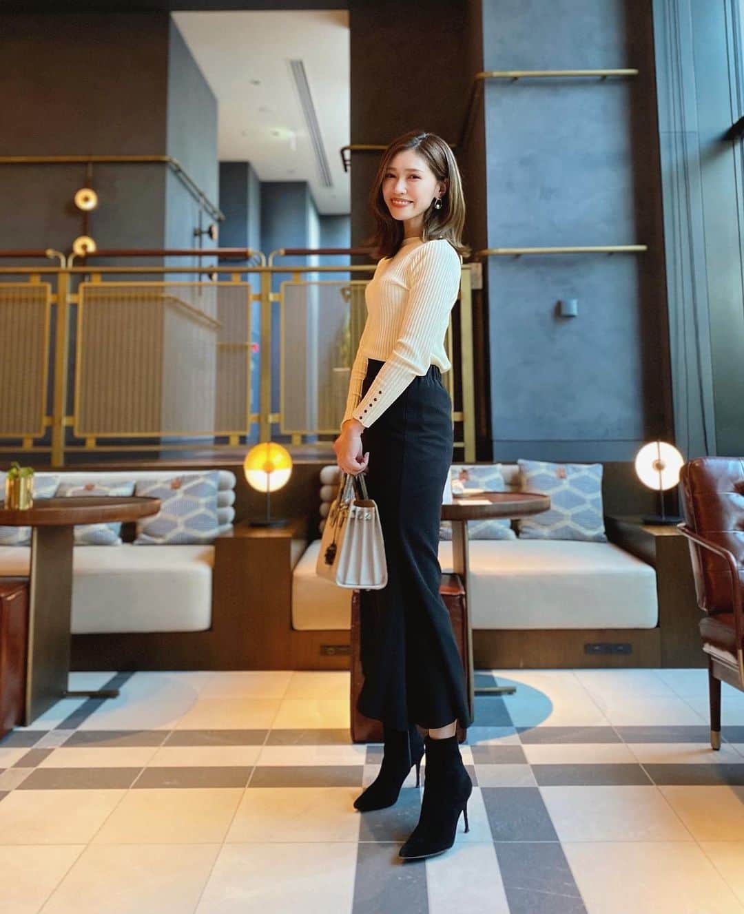 石黒美帆のインスタグラム：「*﻿ どこもかしこも可愛い @kimptonshinjukutokyo ♡﻿ ﻿ ﻿ tops&skirt#Dholic﻿ bag#saintlaurent﻿ boots#tsurubymarikooikawa  ﻿ ﻿ ﻿ #fashion#fashionstyle#fashiongram#instafashion#outfit#ootd#dailylook#kimptonshinjukutokyo#패션#오오티디#dholicsnap#ファッション#コーデ#冬服#冬コーデ#マーメイドスカート#モノトーンコーデ#シンプルコーデ#ツルバイマリコオイカワ#キンプトン新宿東京」