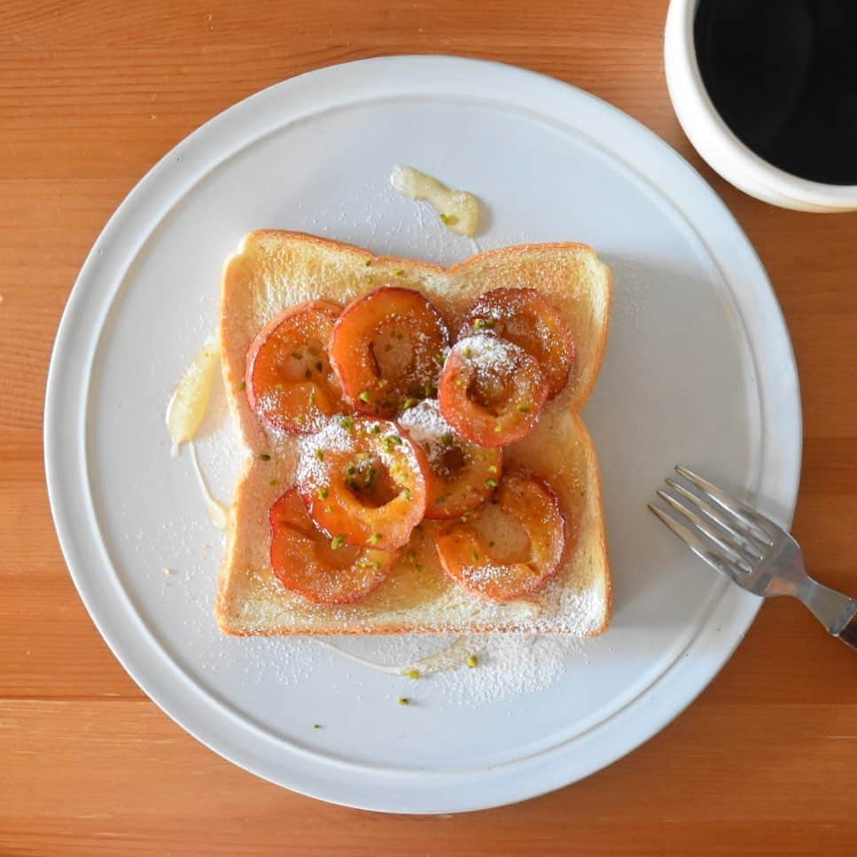 山崎佳のインスタグラム：「Today’s breakfast. 姫りんごをバターと砂糖でソテー、そしてはちみつ。」