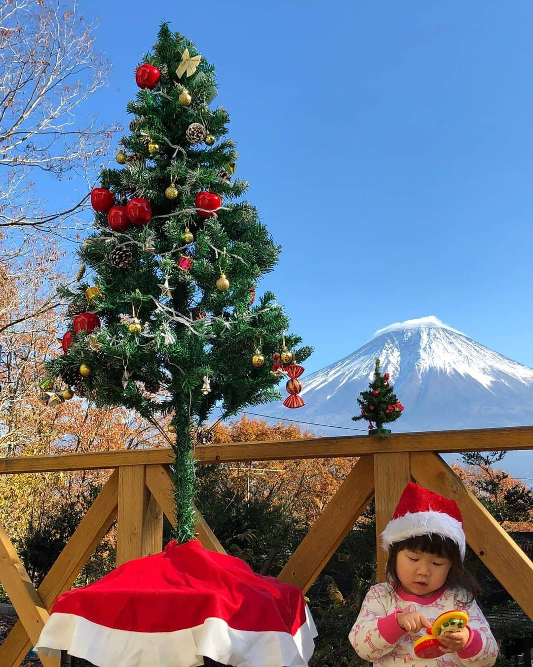 phantastic420のインスタグラム：「. 🤩🤩“Shizuoka” prefecture in Japan is a place where you can see the most “phantastic” Mt. Fuji🗻 in the world.🤩 #富士山 #mtfuji #japan #shizuoka #fujinomiya  #宮すた #miyasta @fujinomiyacity  #phantastic420photography #mostphantasticmtfuji #selamatpagi  #goodmorning  #おはようございます  #สวัสดี 🙏#สวัสดีครับ 🙏🇹🇭😇😇😇😇😇🗻😇😇😇😇 🇹🇭#Thailand now 🤣#サワディーカップ 🙏#サワディー 🙏 うわぁ〜何年前だろう？🤣🎄 昨日ポストすれば良いのに🤣🎄 タイで復活させた一個前のiPhone懐かしい写真出てきて面白い🤣」