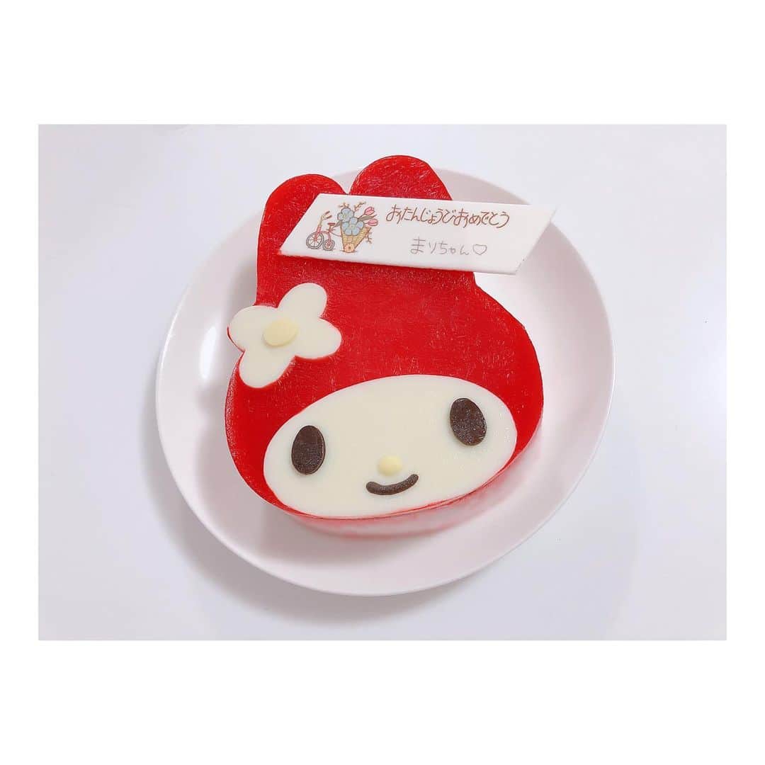 高橋麻里のインスタグラム：「. クリスマスとお誕生日のお祝いで マイメロちゃんのケーキを食べました♡ . . かわいすぎるーぅぅぅう😭 . ずっとたのしみにしてたんだ！ わーい🍓🍓🍓 . . . #クリスマスケーキ #マイメロケーキ  #マイメロディ #マイメロ #mymelody #まいめろちゃん #🎂 #🍓」