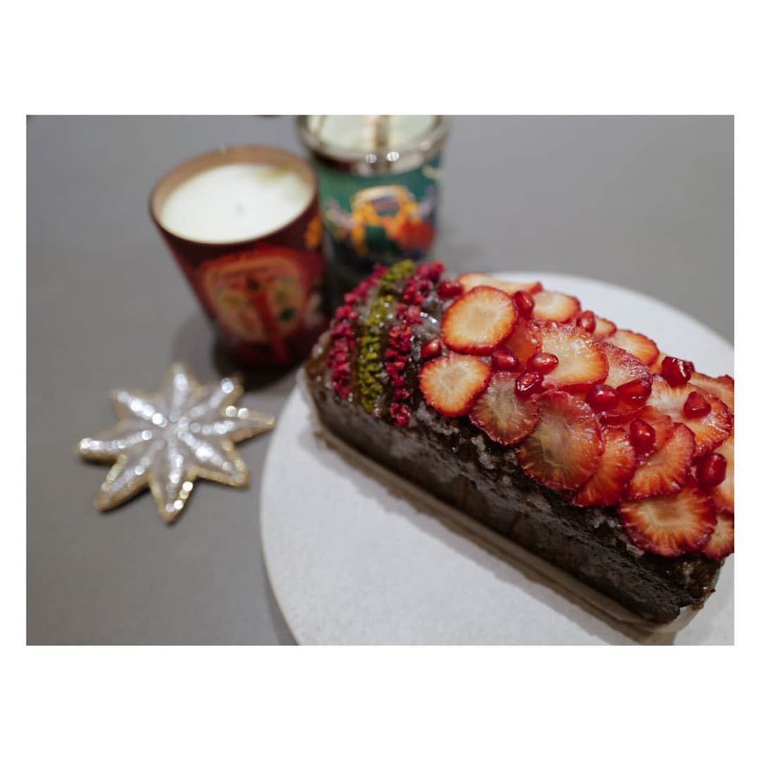 土井地恵理子さんのインスタグラム写真 - (土井地恵理子Instagram)「Christmasにこれだけは予約してました🎄 @chiico_sandwich_tokyo の グルテンフリーの米粉のケーキ。  誕生日に @city.coffee.makoto にもらって その美味しさにみんなでびっくり✨ 子供たちのリクエストで 今年はチーコさんにお願いしました❤︎  クリスマス仕様にデコレーションしてくれて🍓 ありがとうございました🙌🏻✨  ほうじ茶といちじくと甘酒のパウンドケーキ。 オススメです😍  #christmascake #christmas #クリスマスケーキ #glutenfree #グルテンフリー #パウンドケーキ」12月26日 18時14分 - ericodoiji