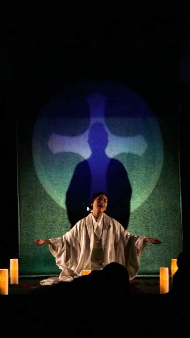 のインスタグラム：「World Premiere Mono Opera  “GARASHA” Live   Composer : @esteban_benzecry  Stage Director: #MatteoMazzoni Libretto : #NoboruYokoshima Garasha: @ayakotanaka_instaofficial  Shōsai Ogasawara: #MasuTakeshi Noh performer: @hayashi_soichiro  Stage Art: #ShihokoFukumoto Special Art advisor: #HiroshiSugimoto Kimono dresser: #makiyamasaki Graphic art: @pablo_lembo  Hair: @kyokatsura_imanishi  Kimono: #丹後ちりめん織元 田勇機業株式会社 Movie : @t.minamoto   World premiere at the Kamigamo Shrine in Kyoto, Japan (20/11/2020)」