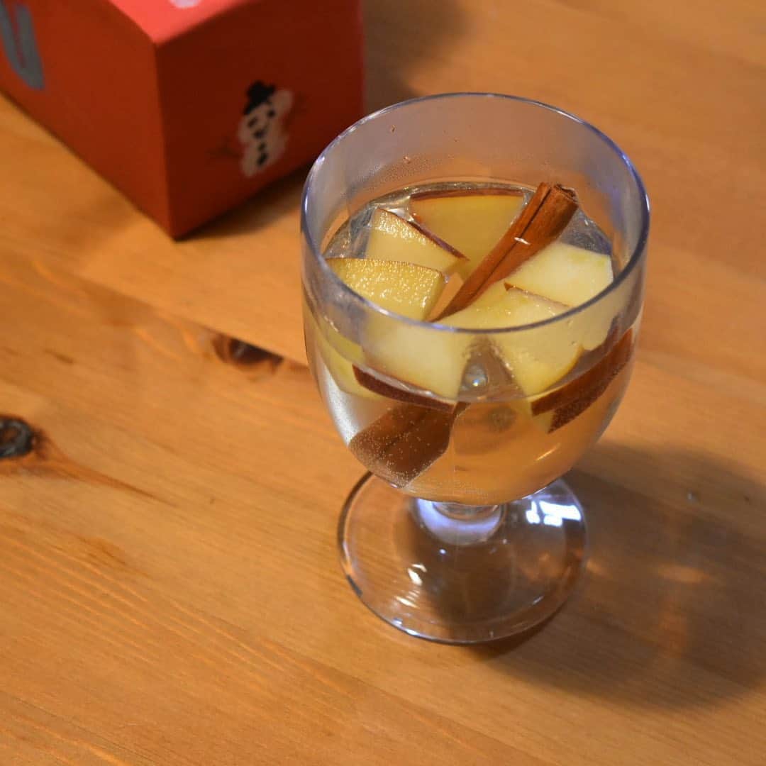 山崎佳のインスタグラム：「昨夜、クリスマスの夜のホットワイン。 思い返すと、今年のクリスマスは100%子どもを喜ばせることだけ考えていた。自分が何を食べたいとか何が欲しいとか、どんな飾り付けにしたいとか、そういうの一切考える余裕がなかったな。コロナで年末の帰省もやめて、子どもたちもおばあちゃんちに行けずすごく落ち込んでいたので、どうにか楽しいことをできるだけしてあげたいと、そればかり考えてた。 昨夜ごはんとか洗濯とか子どもの寝かしつけ以外のタスクが全部終わったところで「あ、そういえばクリスマスのためにホットワイン用のワイン買ってあったんだった」と思い出し。やっと自分のクリスマス時間。ワイン買った一か月前の私、グッジョブ😭！」