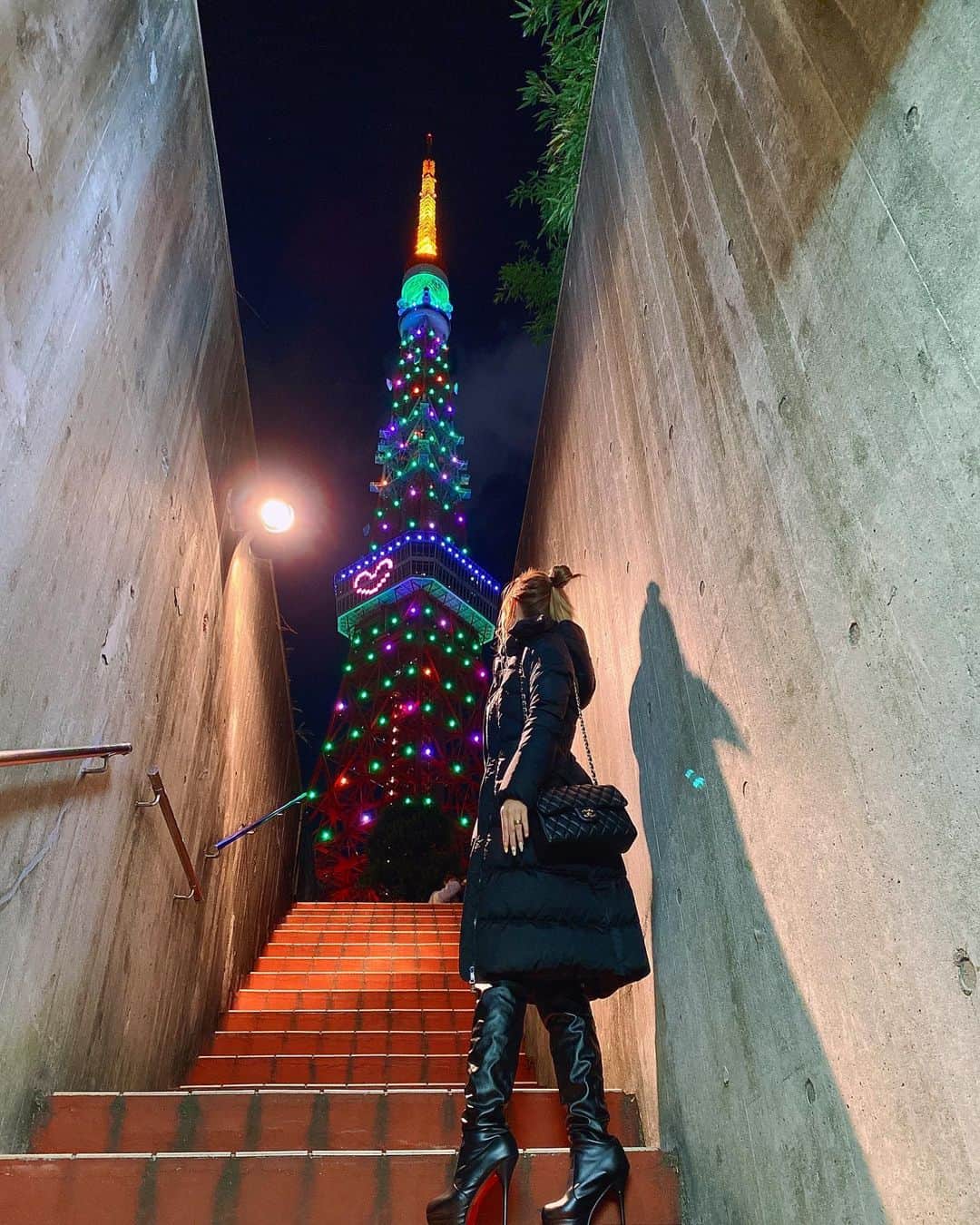 REINAのインスタグラム：「東京タワーめっちゃ綺麗だった🗼 あ、小指の爪がない…のは気にしない…🥺 #スカイツリーより東京タワー派  #tokyo  #tower  #beautiful  #instalike  #instagram  #followｍe」