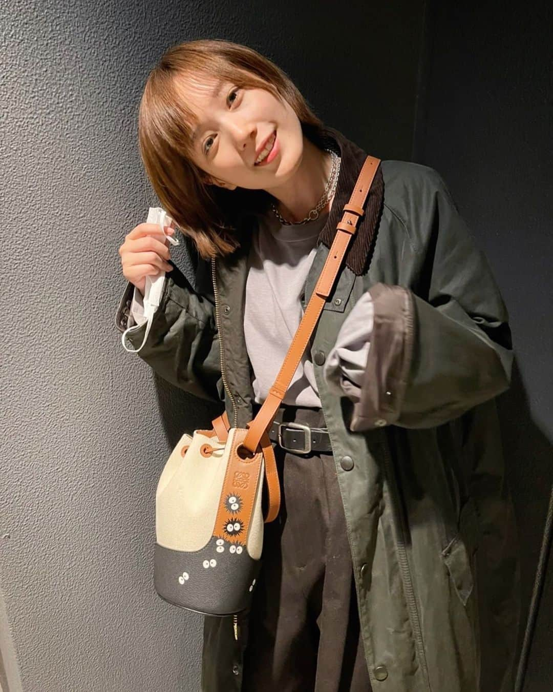 本田翼さんのインスタグラム写真 - (本田翼Instagram)「👜 ＠loewe ♡♡♡ トトロコラボのバッグです。 まっくろくろすけが散らばってます👣👣👣 #loewe #loewetotoro」12月26日 18時23分 - tsubasa_0627official