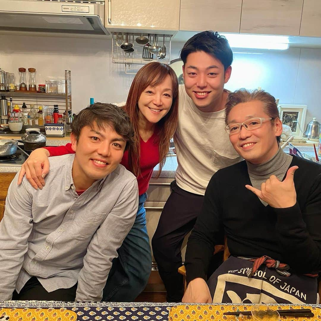 岩崎宏美さんのインスタグラム写真 - (岩崎宏美Instagram)「クリスマスは、全員集合！ 夫も名古屋公演より戻り、息子たちにも久し振りに会えました。 どうぞ平和でありますように #クリスマス #岩崎良美 #今拓哉」12月26日 18時34分 - hiromiiwasaki_official