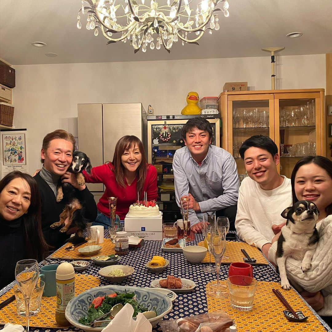 岩崎宏美さんのインスタグラム写真 - (岩崎宏美Instagram)「クリスマスは、全員集合！ 夫も名古屋公演より戻り、息子たちにも久し振りに会えました。 どうぞ平和でありますように #クリスマス #岩崎良美 #今拓哉」12月26日 18時34分 - hiromiiwasaki_official