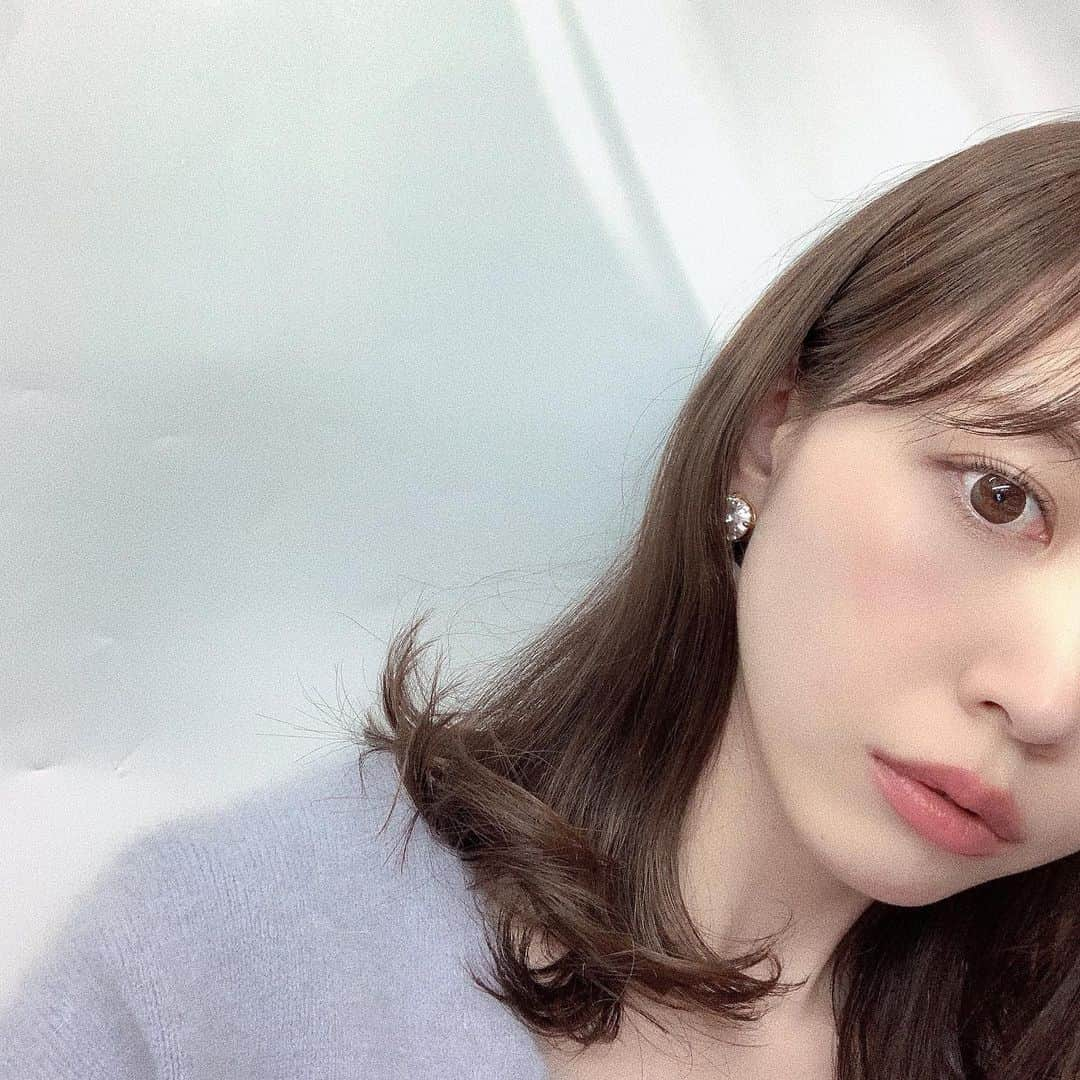 Yukiさんのインスタグラム写真 - (YukiInstagram)「new hair ➰ この長さが落ち着く😊 ＋トリートメントで髪がつやっつや🦢 カラーはいつもより少し明るめのアッシュベージュ。 @kiyoi_shinji さんありがとうございます。 なるべく美容はまとめて行きたいので、 同じ日にまつ毛パーマと眉を整えに🤍 コスメティックラッシュパーマの薬剤。 @lieu_plie 🏷 ツヤの仕上がりでまつ毛がキレイで大満足。 美容はプロの手に頼るって大事🤲🏻✨ マスカラは塗らず、（写真） もっぱらナチュラルメイクな気分です🙃 #newhair#haircut#髪型#アイメイク#メイク #まつ毛パーマ#美容day#眉毛サロン#まつ毛 #셀카#일본#뷰티#팔로우#메이크업#메이크업스타그램」12月26日 18時26分 - yukii061