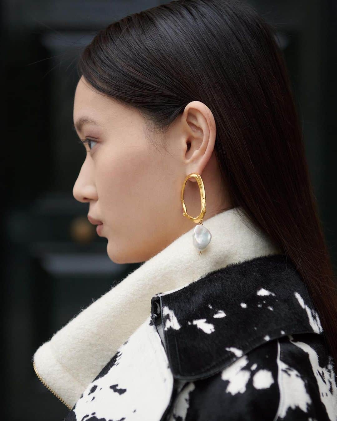 Harrodsのインスタグラム：「The girl with the @Alighieri_Jewellery pearl earring.   #Harrods #HarrodsFashion #HarrodsLuxuryJewellery  Our stores are closed – but you can still shop online at harrods.com.」