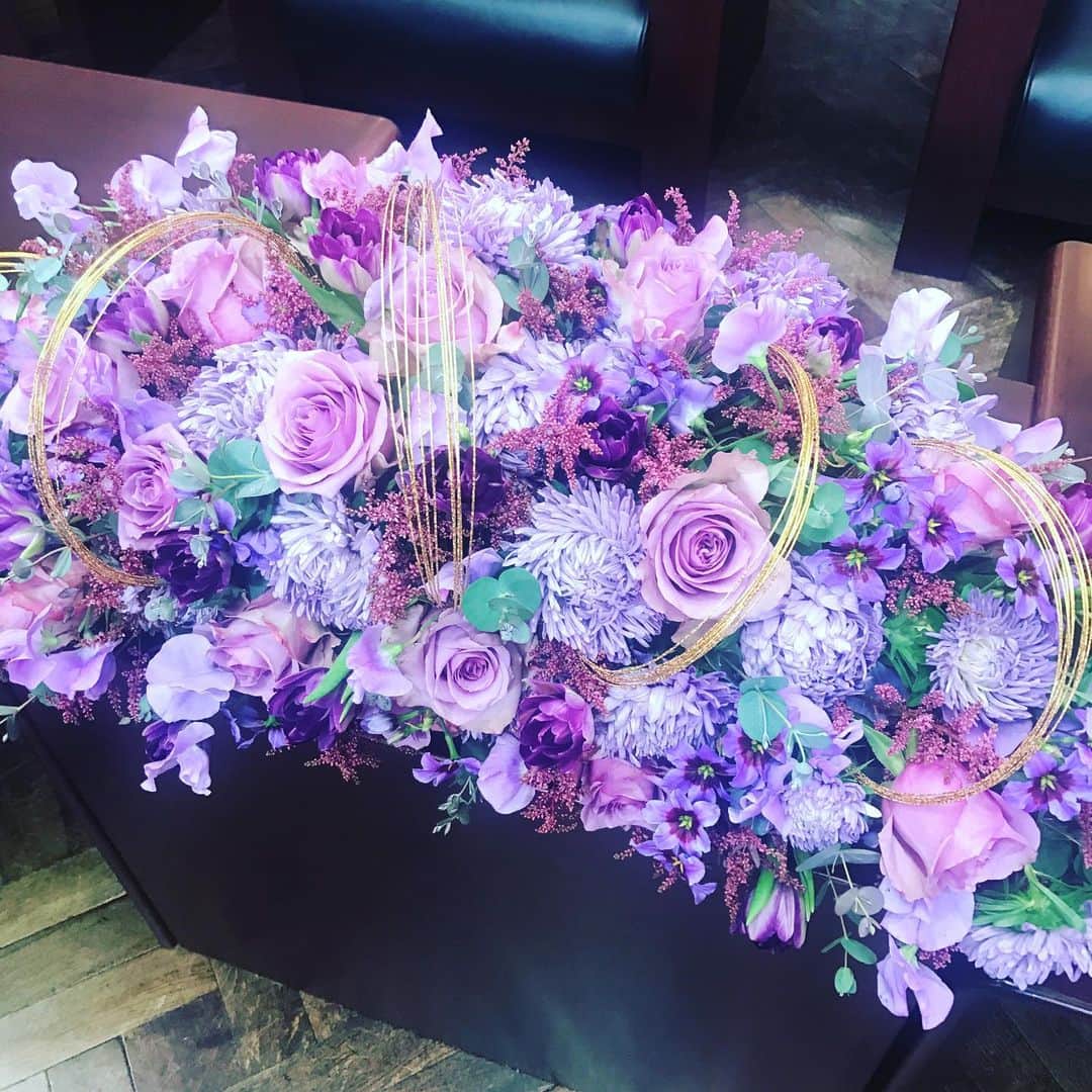 三隅有里子さんのインスタグラム写真 - (三隅有里子Instagram)「* クリスマスが過ぎたらあっという間にお正月ですね🎍 毎年元日に放送している新春特別番組「太田市からおめでとう」の収録がありました。 写真は、セットを新春らしく華やかに彩ってくれたフラワーデザイナーさんと、いつも地味な三隅を華やかに？してくれたヘアメイクさんと😘収録場所はSUBARU群馬製作所の貴賓室です✨新春の番組にふさわしい趣きのあるお部屋でした。 「2021太田市からおめでとう」は元日の朝8時から放送です📺  #新春特別番組 #2021太田市からおめでとう #新春 #お正月 #元日 #🎍#収録 #太田市 #oota #SUBARU #群馬製作所 #貴賓室 #花 #フラワー #flower #フラワー装飾 #メイク #ヘアメイク #make #hairmake #新春らしく #華やかに #群馬 #gunma  #群馬テレビ #群テレ #gtv #アナウンサー  #新型コロナに負けない」12月26日 18時34分 - misumi_gtv