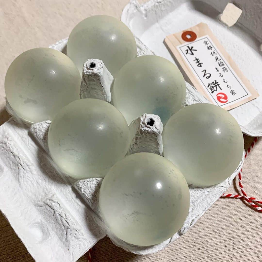 あゆまっくすさんのインスタグラム写真 - (あゆまっくすInstagram)「﻿ ﻿ ◆水まる餅 6個入　黒蜜・きな粉付き　2,300円(税込)﻿ ﻿ ﻿ 京都・伏見のお土産の新定番✨﻿ まるもち家( @marumochiya )の﻿ ぷるぷる不思議食感の「水まる餅」をいただきました。﻿ ﻿ 天然水で作られた水まる餅は、ゼリーでもわらび餅でもない﻿ 唯一無二のぷるっぷる食感と口どけが楽しめます﻿ 黒蜜・きな粉をたーーーっぷりかけても甘すぎず、﻿ くどくならないからいくらでも食べられそう♡﻿ ﻿ オンラインショップでもお取り寄せができるので﻿ 年末年始のおうちで楽しむおやつにいかがでしょうか〜💁‍♀️﻿ ﻿ ﻿ 販売店舗: まるもち家 伏見稲荷本店 ﻿ 京都府京都市伏見区深草一ノ坪町26-3(伏見稲荷駅から89m)﻿ オンラインショップ﻿ https://www.marumochiya.com/shop/﻿ ﻿ ﻿ ‎⋆ ･‎⋆ ･‎⋆ ･‎⋆」12月26日 18時32分 - ayumax666