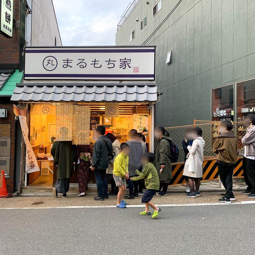 あゆまっくすさんのインスタグラム写真 - (あゆまっくすInstagram)「﻿ ﻿ ◆水まる餅 6個入　黒蜜・きな粉付き　2,300円(税込)﻿ ﻿ ﻿ 京都・伏見のお土産の新定番✨﻿ まるもち家( @marumochiya )の﻿ ぷるぷる不思議食感の「水まる餅」をいただきました。﻿ ﻿ 天然水で作られた水まる餅は、ゼリーでもわらび餅でもない﻿ 唯一無二のぷるっぷる食感と口どけが楽しめます﻿ 黒蜜・きな粉をたーーーっぷりかけても甘すぎず、﻿ くどくならないからいくらでも食べられそう♡﻿ ﻿ オンラインショップでもお取り寄せができるので﻿ 年末年始のおうちで楽しむおやつにいかがでしょうか〜💁‍♀️﻿ ﻿ ﻿ 販売店舗: まるもち家 伏見稲荷本店 ﻿ 京都府京都市伏見区深草一ノ坪町26-3(伏見稲荷駅から89m)﻿ オンラインショップ﻿ https://www.marumochiya.com/shop/﻿ ﻿ ﻿ ‎⋆ ･‎⋆ ･‎⋆ ･‎⋆」12月26日 18時32分 - ayumax666