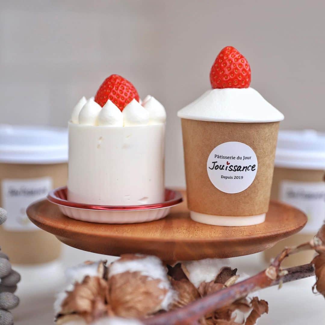 のインスタグラム：「.  .  Jouissance  Hanako.tokyoさんで連載中 カフェノハナシ in KYOTO。  第八十回目は 刺激的なスイーツがずらっと並ぶ @jouissance2019 。  人気No. 1スイーツ "ジュイサンスショートケーキ”をはじめ、 マスコット的かわいさを放つ "くまちゃんフィナンシェ”などを 掲載させていただいております🧸  詳しくは Hanako.tokyo @hanako_magazine の WebページをCheak!  #Jouissance#ジュイサンス #hanako#hanako_cafeinkyoto」