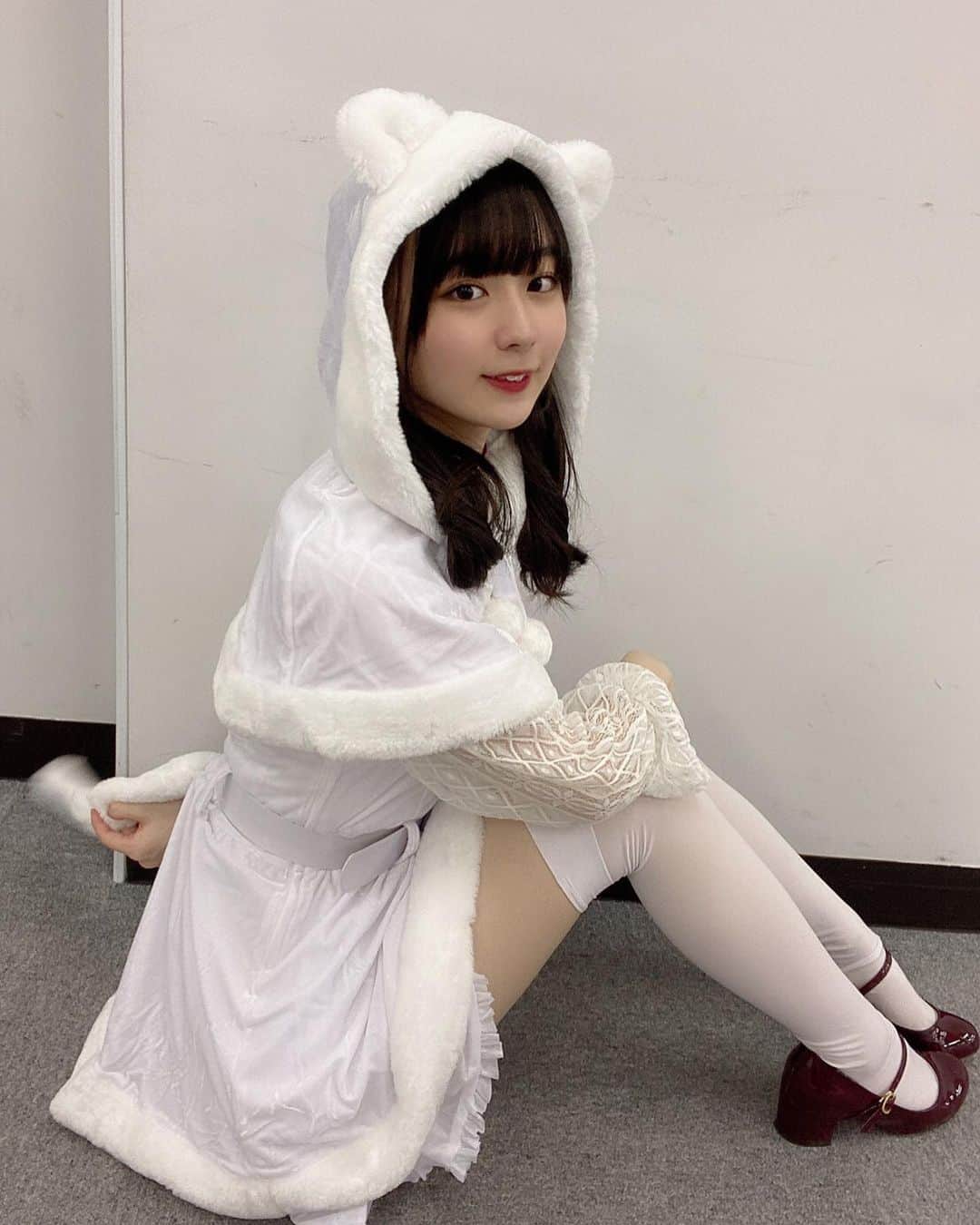 高田もものインスタグラム：「. これでもサンタさんです🎅 . ねこさんたです！ . ほわいとさんたです！ . クリスマスはおわったけどももの中では今日みんなと過ごした日がクリスマスです！ . ありがとう . かしこ . #高田もも #かしこってなに #かしこ #あいどる #アイドル #idol #japaneseidol #かみやど #ひらがなかみやど #instagood #instagram #猫 #サンタコス #サンタクロース #クリスマス #クリスマスパーティー #White #ミスid2021 #ミスid #メリークリスマス #ツインテール #ツインテールアレンジ #巻き髪 #前髪」