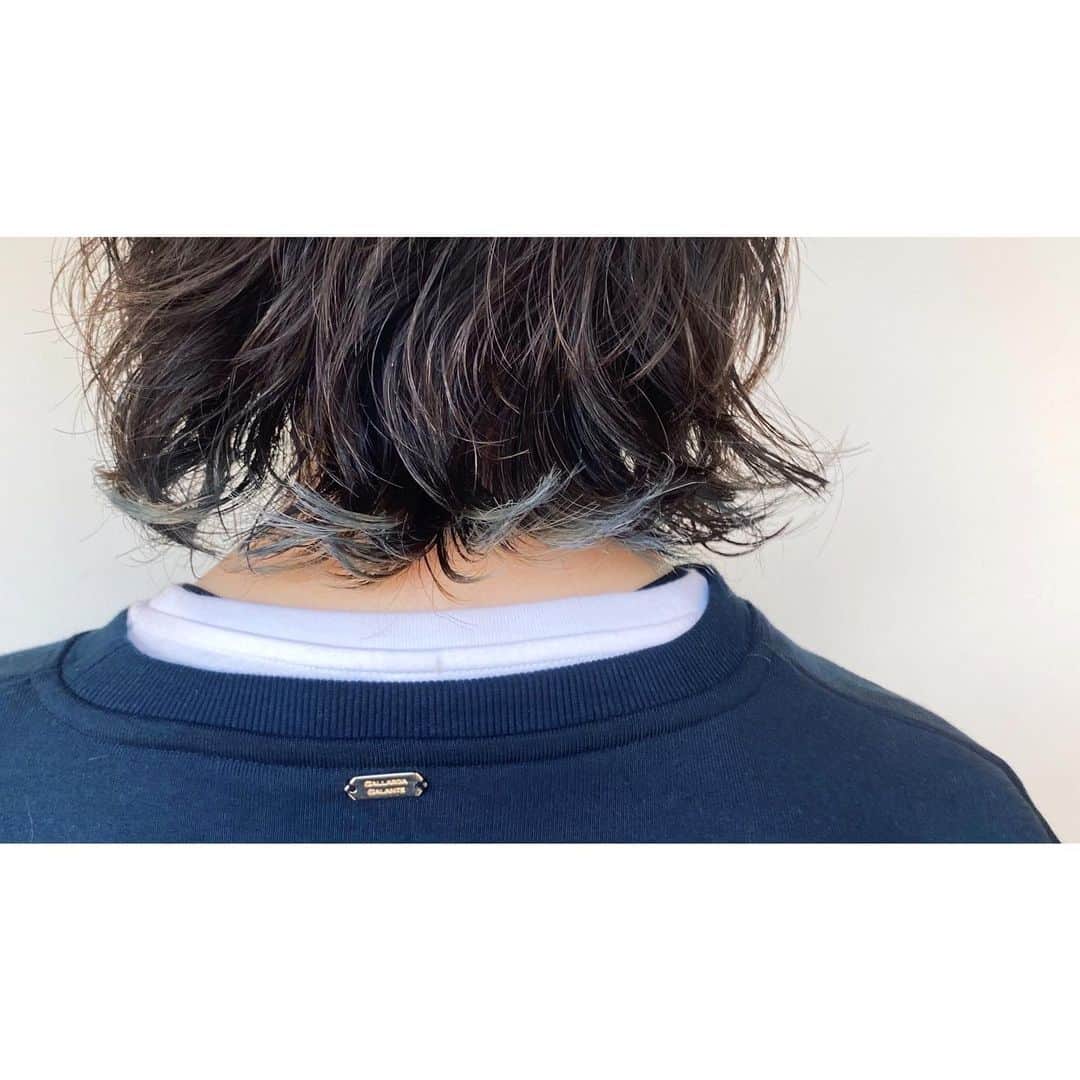 veticaのインスタグラム：「▼ vetica guest hair▼ ウェーブヘアに香るアクセサリーカラー🍁🌾🍂  hair 福江　@akkooodasu   #vetica #tokyo #harajuku #ladies #beauty #hair #cut #color」