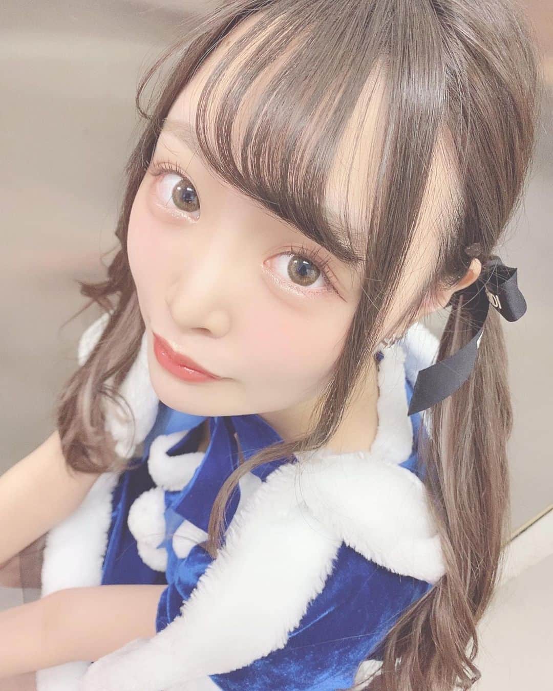 鳥海絢菜のインスタグラム：「・ 今年は青色も着たよ💎 ・ ・ インナーカラー入れての高めツイン好評だった〜 ・ ・ ・ #インナーカラー #コスプレ #メリークリスマス #いいね返し #merrychristmas」