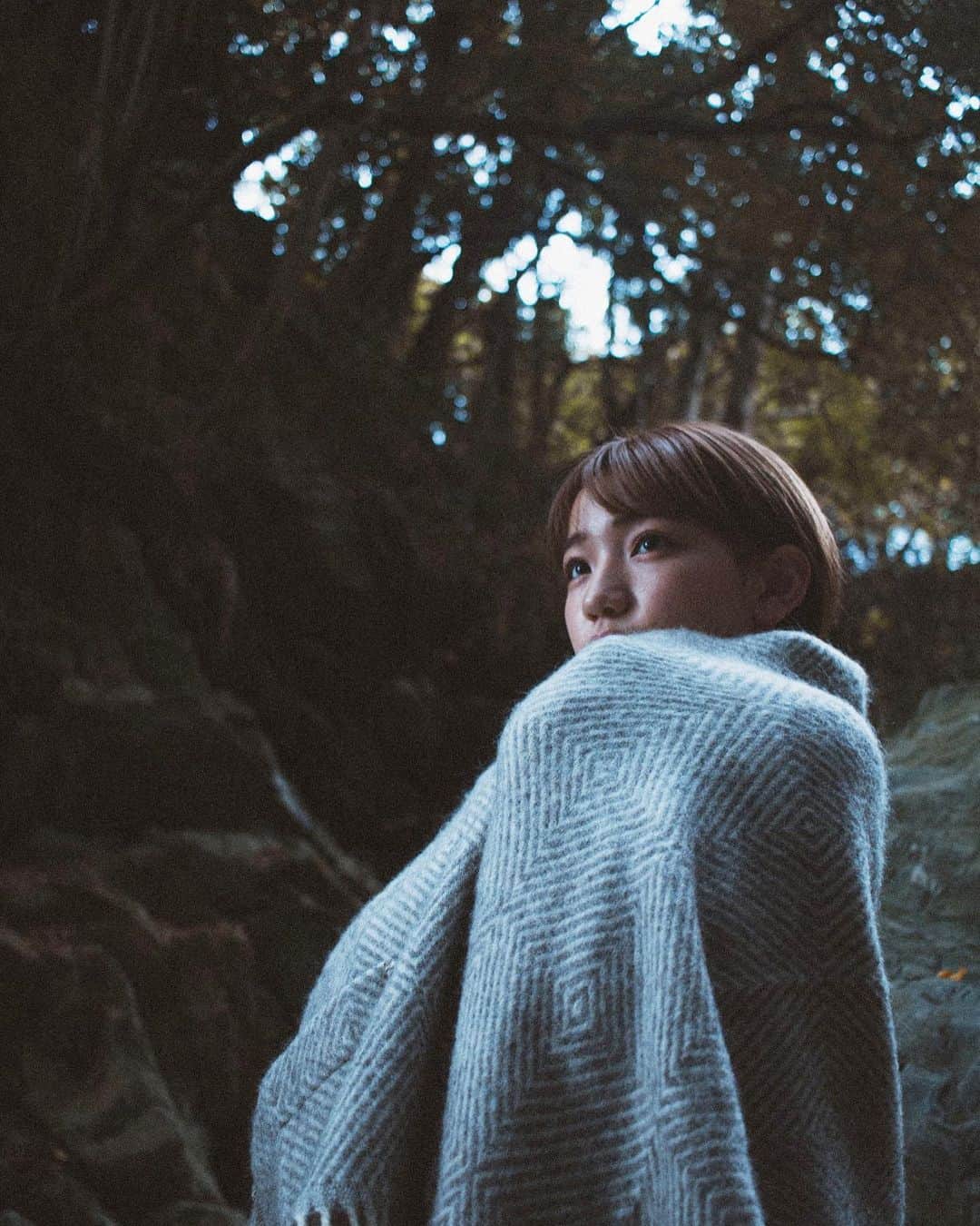 narumiのインスタグラム：「ㅤㅤㅤㅤㅤㅤㅤㅤㅤㅤㅤㅤㅤ ㅤㅤㅤㅤㅤㅤㅤㅤㅤㅤㅤㅤㅤ ㅤㅤㅤㅤㅤㅤㅤㅤㅤㅤㅤㅤㅤ おふろカフェウタタネアンバサダーとしての最後のポスター撮影でした！2ヶ月前なので金髪！1年間とても楽しくやらせて頂けて、新谷さんにも武藤さんにも堀内さんにも小川さんにも感謝でいっぱいです！😌このストールはウタタネで販売してます！3枚目以降は1年間の撮影の写真たち！私のための記録用🤤 ㅤㅤㅤㅤㅤㅤㅤㅤㅤㅤㅤㅤㅤ  ㅤㅤㅤㅤㅤㅤㅤㅤㅤㅤㅤㅤㅤ #おふろカフェ #おふろcafeutatane #大宮カフェ #ポートレート」