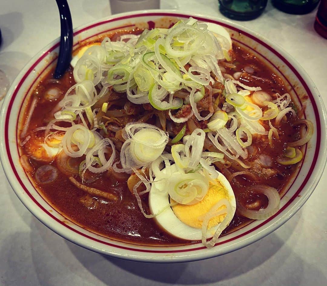山口賢人のインスタグラム：「僕の中本スタイル  #味噌卵麺 辛さ2倍 麺固め少なめ　野菜大盛り　油少なめ　ネギトッピング」