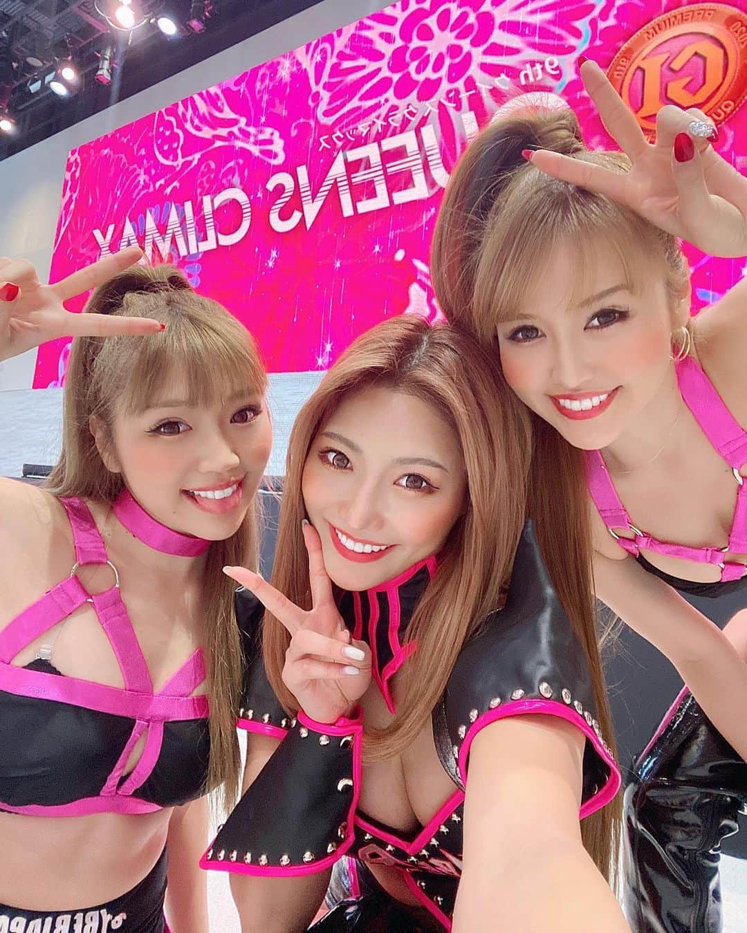 MIKAさんのインスタグラム写真 - (MIKAInstagram)「QUEENS CLIMAX💖💖💖 オープニングセレモニーとスペシャルLIVE配信に出演させて頂きました🚤 大好きなボートレースのお仕事、今日が年内ラストでした！🥲 2020年は例年と違い、いろーーんな競艇で皆さんの前で踊ることはできなくて寂しかったけど、画面越しにも少しでも私たちのパワーが見てる人に届いてくれてたら嬉しいです😌✨ クイーンズクライマックスにぴったりな衣装、照明、映像でテンション上がりました😍💘 2分verを見逃した方も、後で5分verのショーケース映像が公開されるので是非見てください✨ 女子レーサーの皆さん、最終日まで頑張ってください🏁🥺‼️‼️ #cyberjapan #dancers #cyberjapandancers #boatrace #ボートレース #サイバージャパン」12月26日 18時43分 - cjd_mika