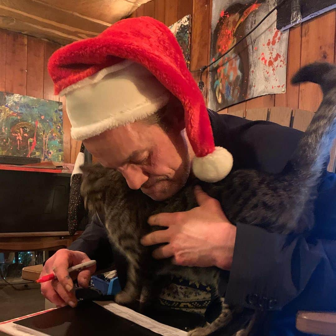 ニコラス・ブレンドンのインスタグラム：「Jeff the Cat is a loyal friend and an amazing helper. He now does a better job signing my autograph than I do! 😉  Tell me about your pets? Any amazing pet tricks to share?  #Caturday #NicholasBrendon #RulesRegardingCats #XanderHarris #Buffy #BtVS」