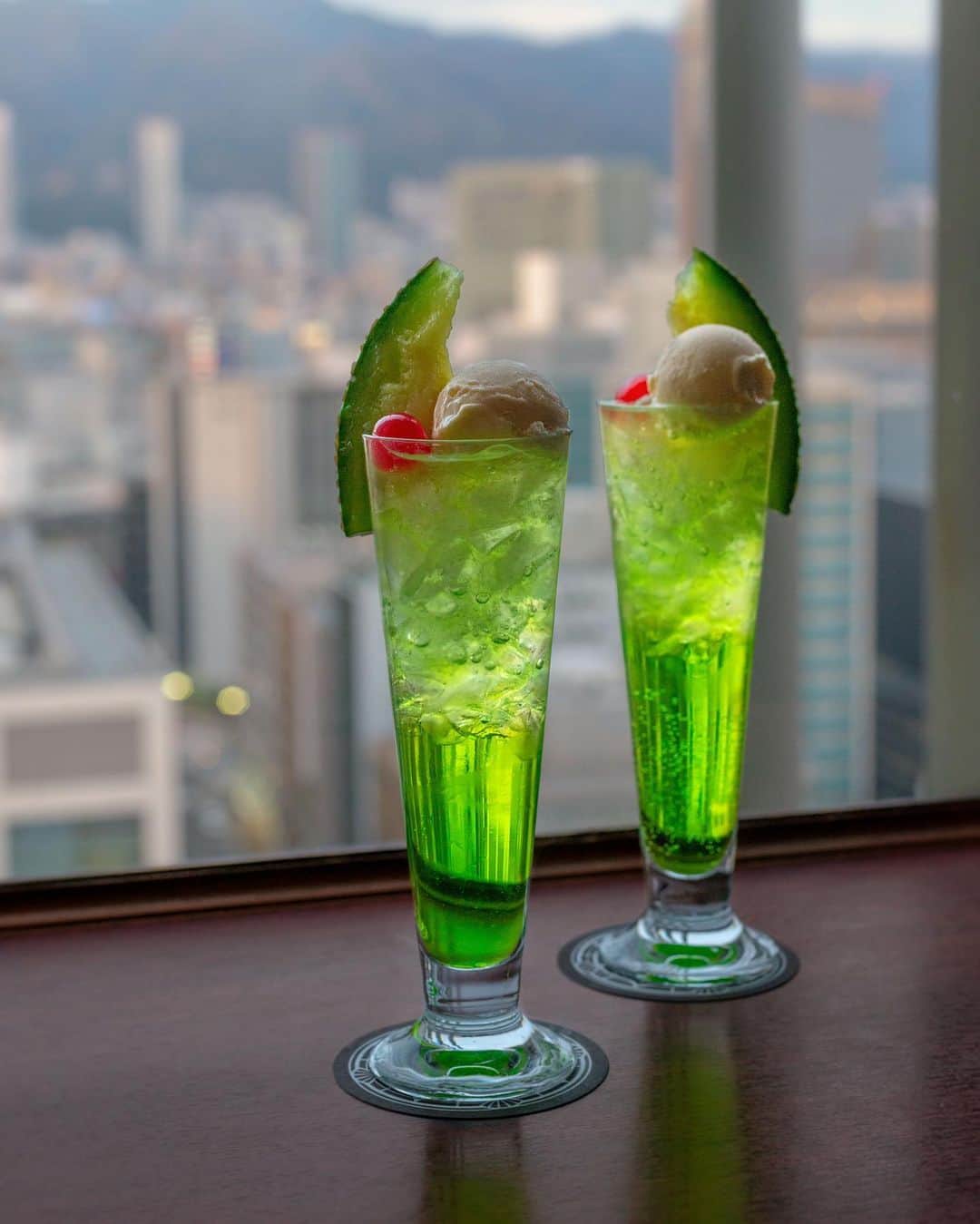 のインスタグラム：「. [ ORIENTAL HOTELのメロンクリームソーダ ]  純喫茶の定番ドリンク、 どこか懐かしいメロンクリームソーダを 最上階のカフェバー「THE BAR J.W.Hart」でも お楽しみいただけます。  クラシックな雰囲気はそのままに、 ORIENTAL HOTELでは、フレッシュのメロンを添えて。 実は、数年前のオンメニュー以来 密かに人気のメニューなんです。  心地の良い炭酸の中に、 だんだんと溶けていくバニラアイスクリーム。 さっぱりとした甘みからまろやかな味わいまで、 穏やかな時間の中で、時間をかけてお楽しみください。  ＿＿＿＿＿＿＿＿＿＿＿＿＿＿＿﻿﻿﻿﻿＿＿＿＿＿＿＿＿＿＿  「 THE BAR J.W.Hart 」 CAFE TIME 10:30-17:30 メロンクリームソーダ ¥1,000 ＿＿＿＿＿＿＿＿＿＿＿＿＿＿＿﻿﻿﻿﻿＿＿＿＿＿＿＿＿＿＿  #オリエンタルホテル #メロンクリームソーダ」