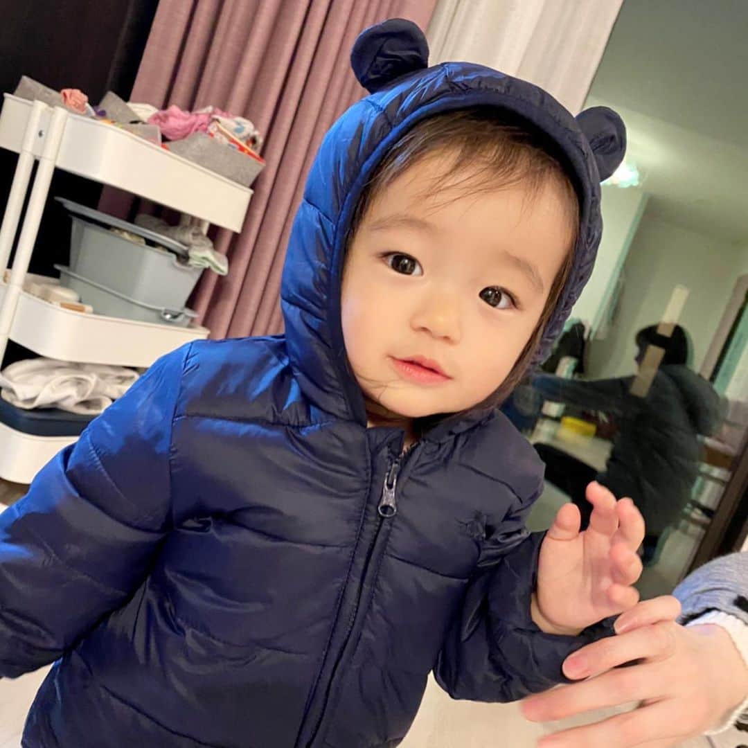 しほの涼のインスタグラム：「寒いから🧸さん❄️ クリスマス🎄終わったら急にお正月🎍だから部屋の中切り替えられない🥲🥲」