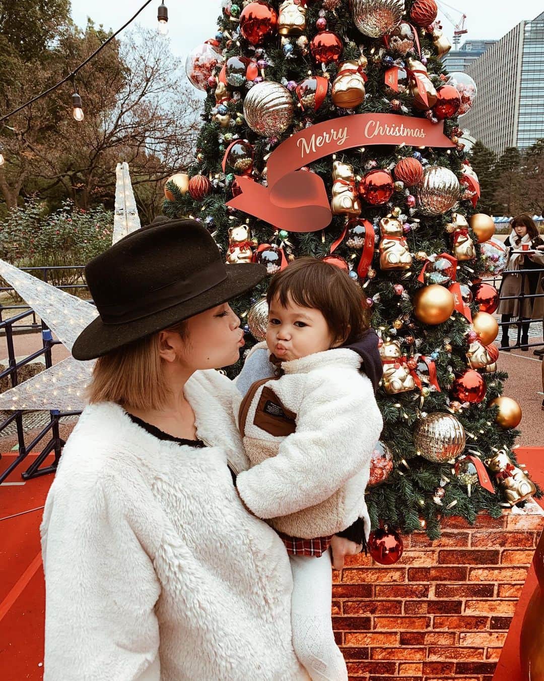 HARUKA MUTOのインスタグラム：「love love Christmas🎄💋  大事なFamily Time. 大変な世の中だけど今年のChristmasもHappyに過ごせて良かった☺️  イブはお昼に日比谷のクリスマスマーケットへ🎄⭐️ 25日は従姉妹達と賑やかなクリスマスparty🎂🎉  前日までサンタの事恐がってたヒマリですが、朝起きたらプレゼントがあったので"サンタさんサンタさん🎅❤️"と大喜び😍  いつまでもその純粋なキラキラな心でいてね♡ 子供は素直で本当可愛いよね♡  来年はどんなXmasになるかな✨ 　 #christmas #クリスマス2020 #lovemyfamily #サンタミッション大成功」