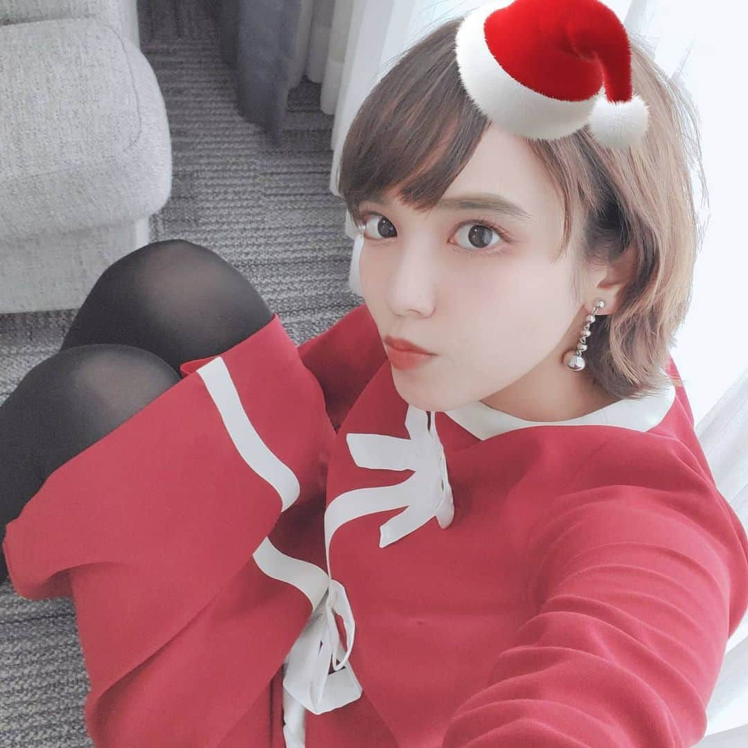 安田サラのインスタグラム：「ㅤㅤㅤㅤㅤㅤㅤㅤㅤㅤㅤㅤㅤ インスタの方にクリスマスぽい写真載せてなかったな～と ここで屈したら1年寝かせることになるので今日出しときます😶1日ぐらいセーフよね😶😶👍 ︎︎  ㅤㅤㅤㅤㅤㅤㅤㅤㅤㅤㅤㅤㅤ #安田サラ #SaraYasuda  #シューイチ #お天気キャスター #クリスマスコーデ #クリスマス #オフショット  #今日のコーデ #衣装 #コーディネート #レディースファッション #イヤリング  #ショートヘア #ヘアアレンジ #ショートヘアーアレンジ #fashion #ootd #ladiesfashions #code #coordinate #style #japan #japanesegirl」