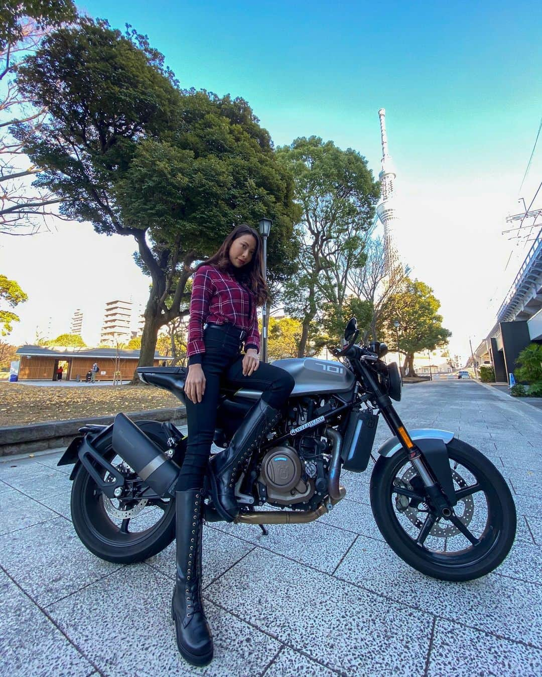 CAMIRAさんのインスタグラム写真 - (CAMIRAInstagram)「ビットピレン701🤤おしゃれだっ。 バイク用のロングブーツ色々探してたけど　@wildwing_official さんのとこでいい子に出会えました💯 #バイク女子#ロングブーツ#バイクのある生活#ワイルドウィング#ツーリング#husqvarna#vitpilen」12月26日 18時47分 - camila.528